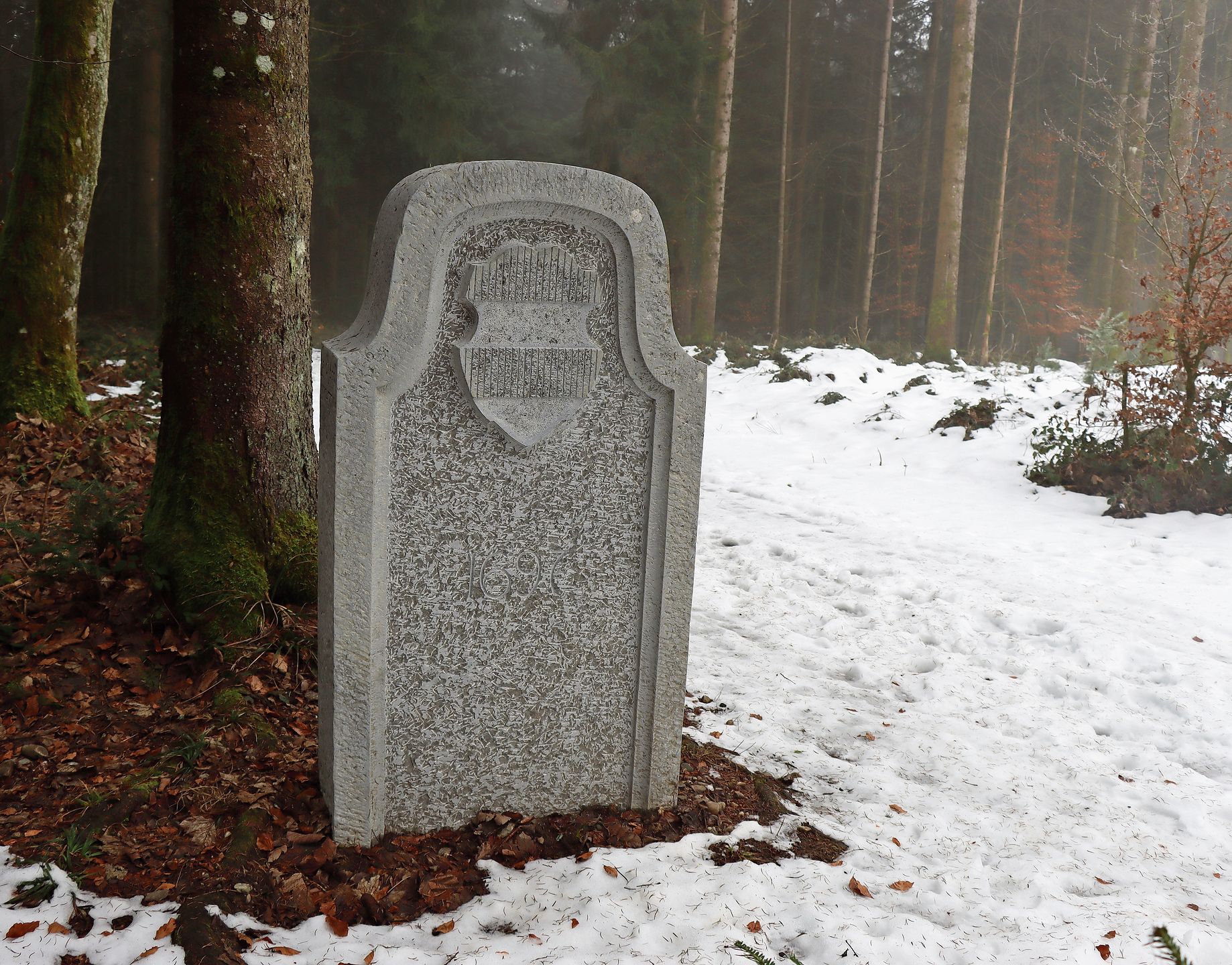 Die Zofinger Seite des Hohen Marchsteins mit Berner Wappen und der neu eingehauenen Jahrzahl 1697 darunter.