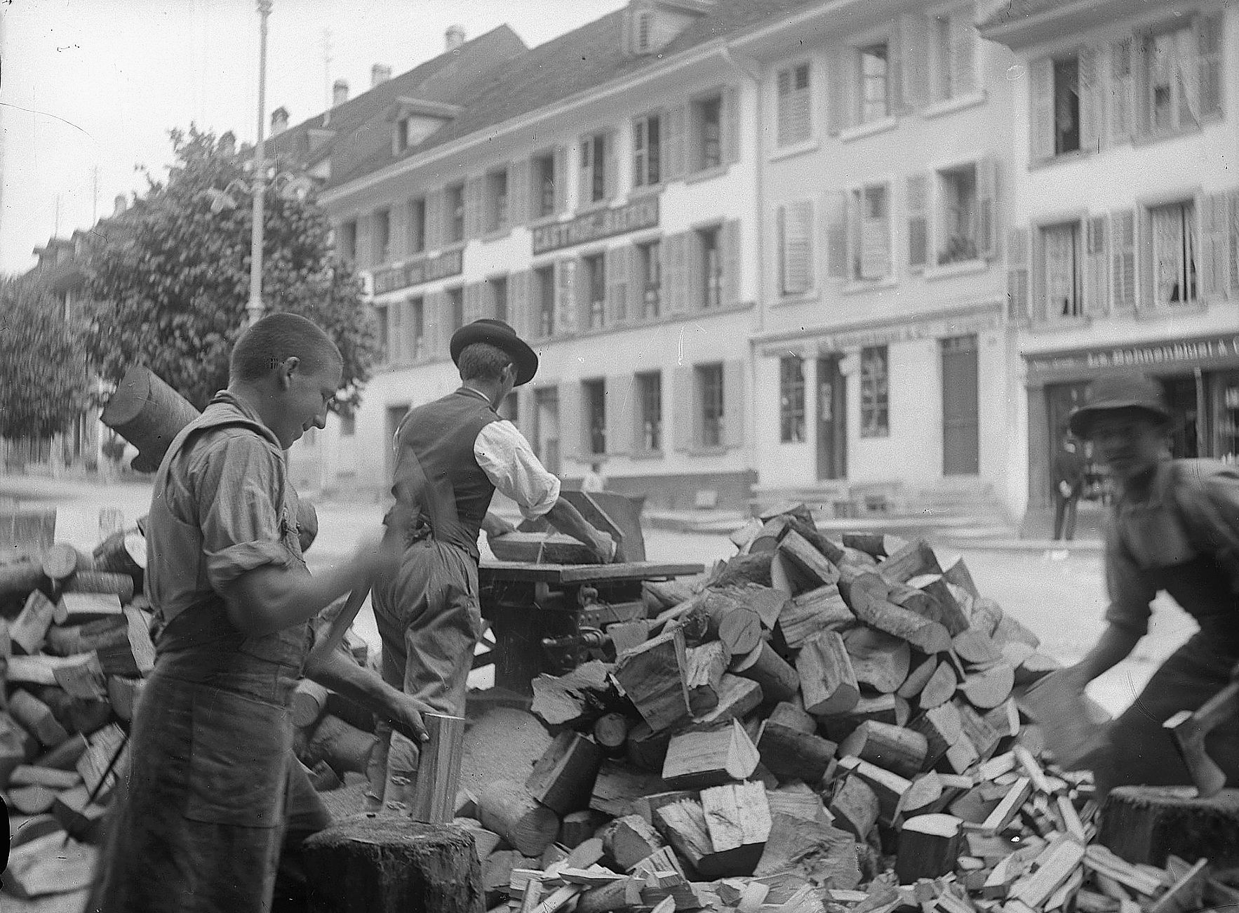Jugendliche im Städtchen um 1915 beim Sägen und Spalten von Brennholz.zvg/Museum Aarburg