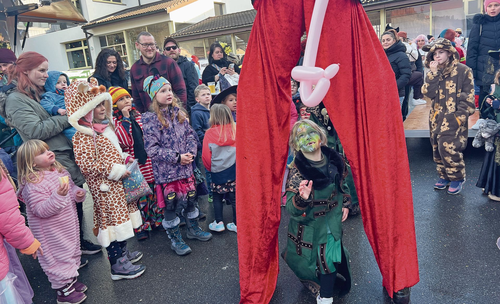 Der Clown auf Stelzen begeisterte die Kinder.