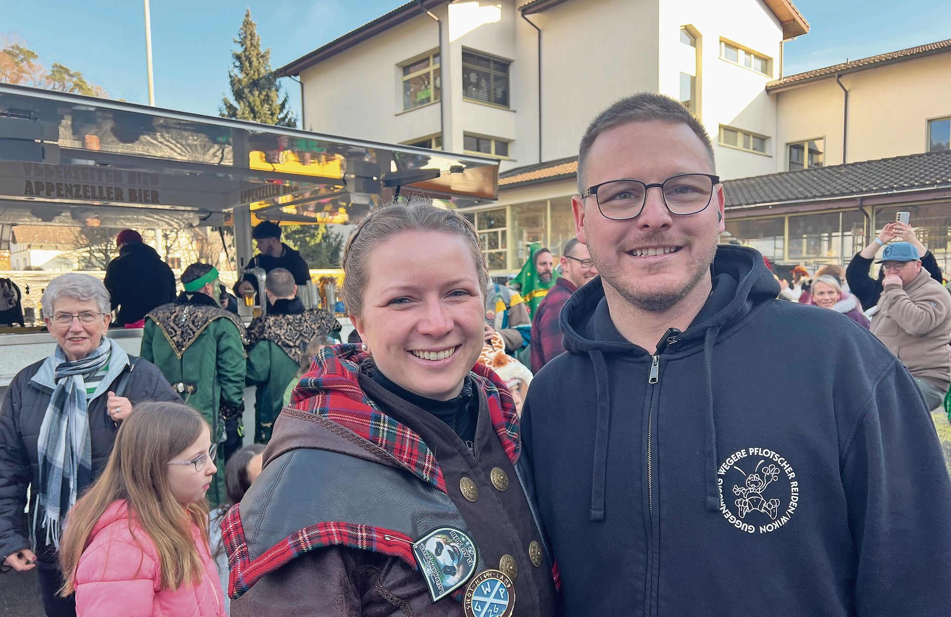 Präsidentin Lara Birrer und OK-Chef Dario Müller organisierten mit der Guggenmusik Wegere Pflotscher Reiden/Wikon «die «Dorffasnacht».Bilder: Kaspar Flückiger