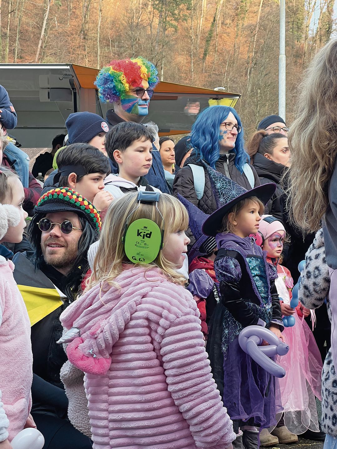 Das Publikum: gross und klein und kunterbunt.