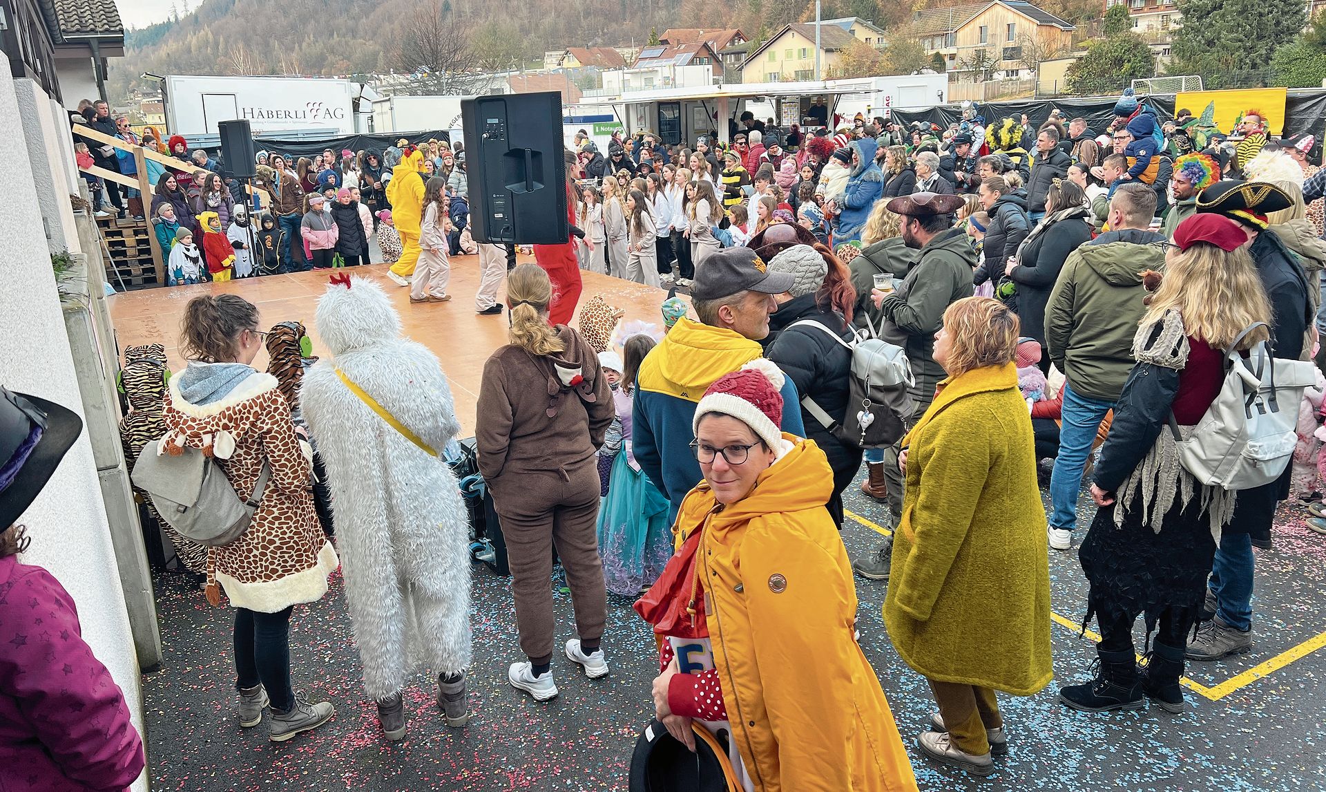 Die Auftritte auf der Bühne zogen die Besucher an.