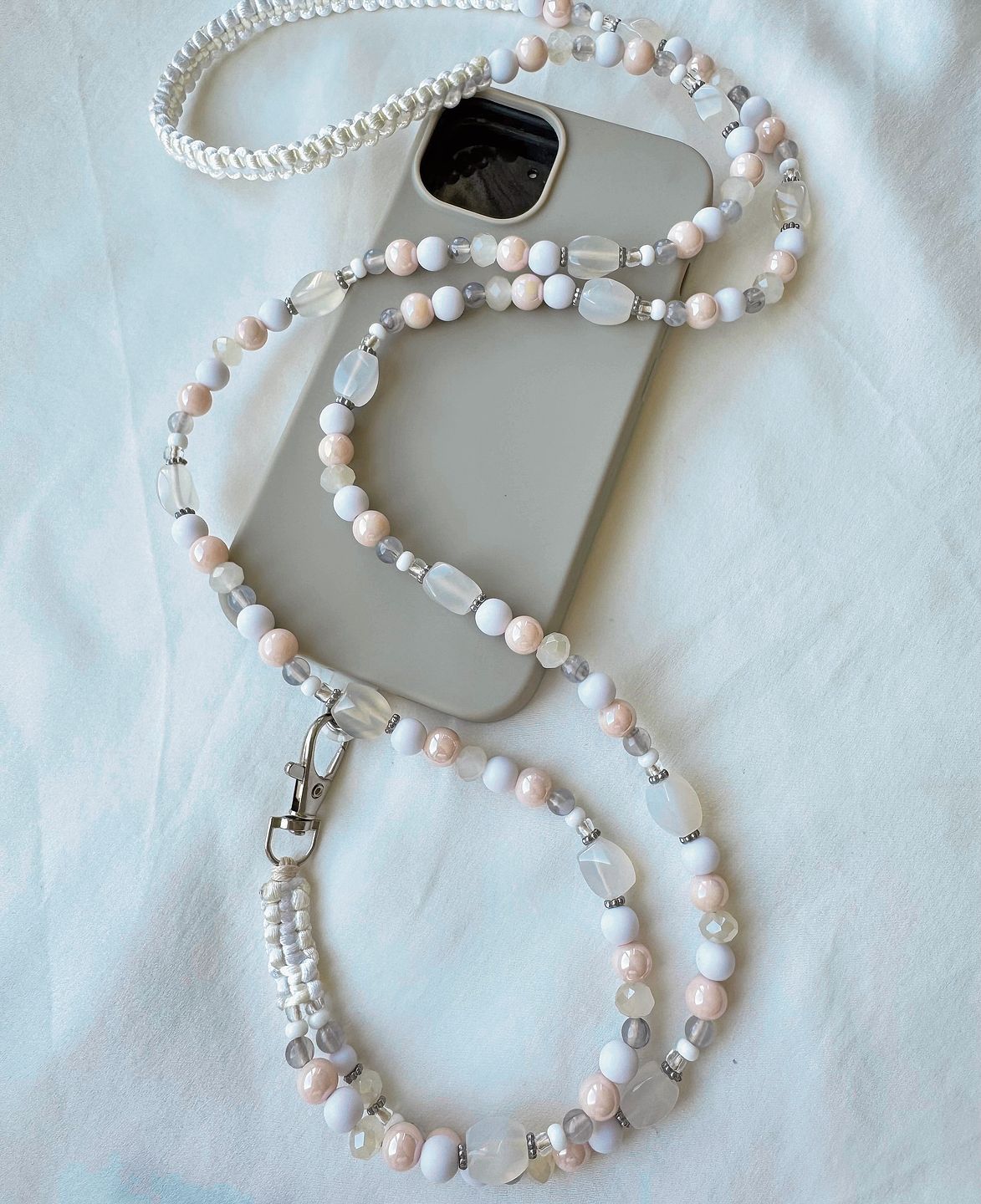 Eine Handykette im Makramee-Stil, kombiniert mit Perlen. Eine Handykette im Makramee-Stil, kombiniert mit Perlen.