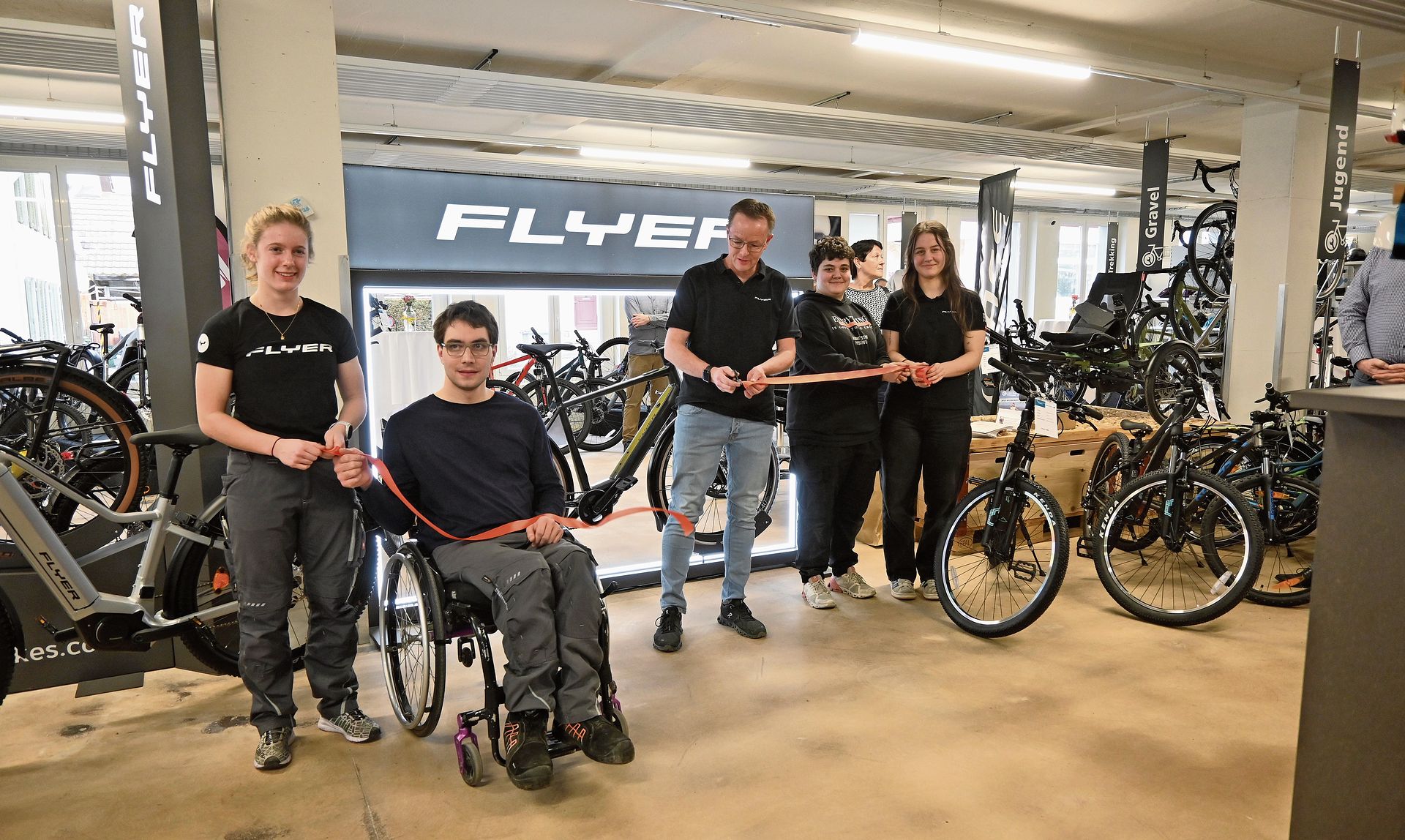Das Team der Velowerkstatt weihte die neuen Lokalitäten gleich selber ein (v.l.): Salome Zimmermann, Andrin Farner, Oliver Röthlisberger, Aline Zingg und Leonie Rehmann. Das Team der Velowerkstatt weihte die neuen Lokalitäten gleich selber ein (v.l.): Salome Zimmermann, Andrin Farner, Oliver Röthlisberger, Aline Zingg und Leonie Rehmann.