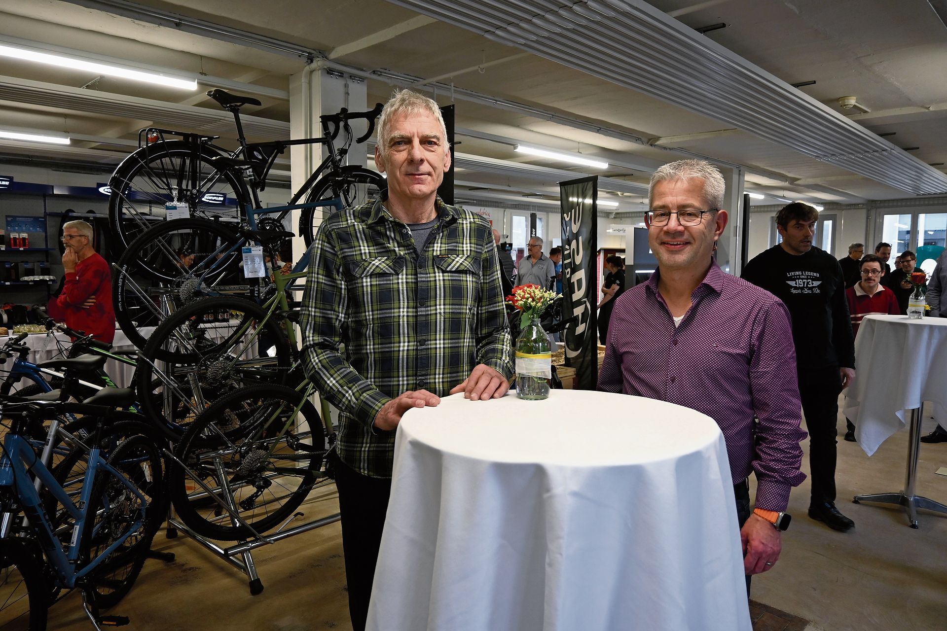 Brachten die Übernahme von Titan Bikes durch die Stiftung azb ins Rollen (v.l.): Toni Schnetzer und Reto Bubendorff, Bereichsleiter Industrielle Produktion azb.Bilder: thomas Fürst Brachten die Übernahme von Titan Bikes durch die Stiftung azb ins Rollen (v.l.): Toni Schnetzer und Reto Bubendorff, Bereichsleiter Industrielle Produktion azb.Bilder: thomas Fürst