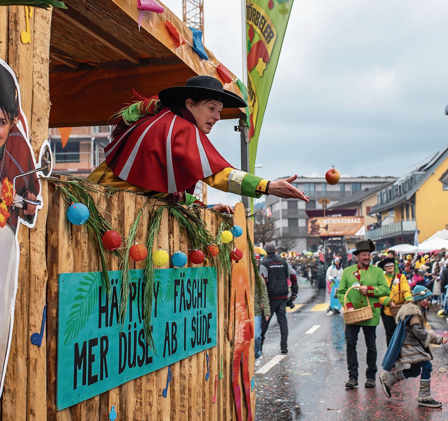 Die Törbeler Zunft Uffikon/Buchs verteilen Obst.Bilder: Dominik Wunderli