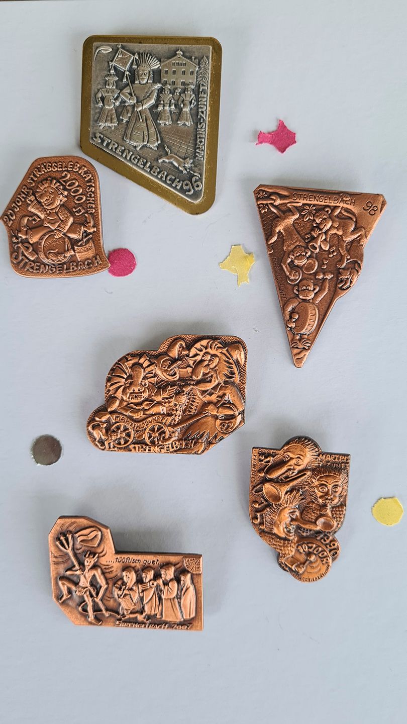 Eine Auswahl der von Walter Müller entworfenen Strengelbacher Fasnachtsplaketten.