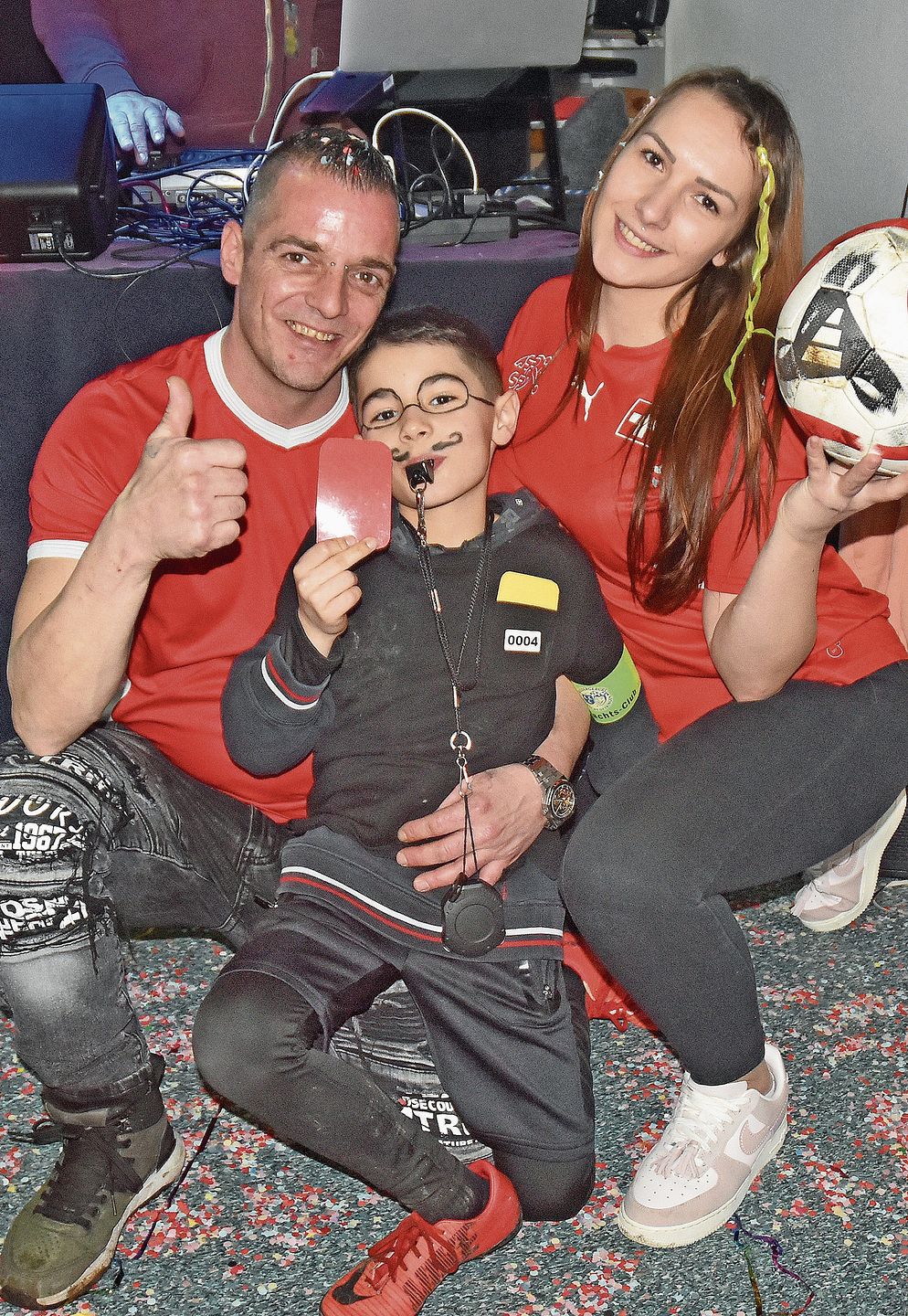 Wem der jugendliche Fussballfan wohl die rote Karte zeigt? Wem der jugendliche Fussballfan wohl die rote Karte zeigt?