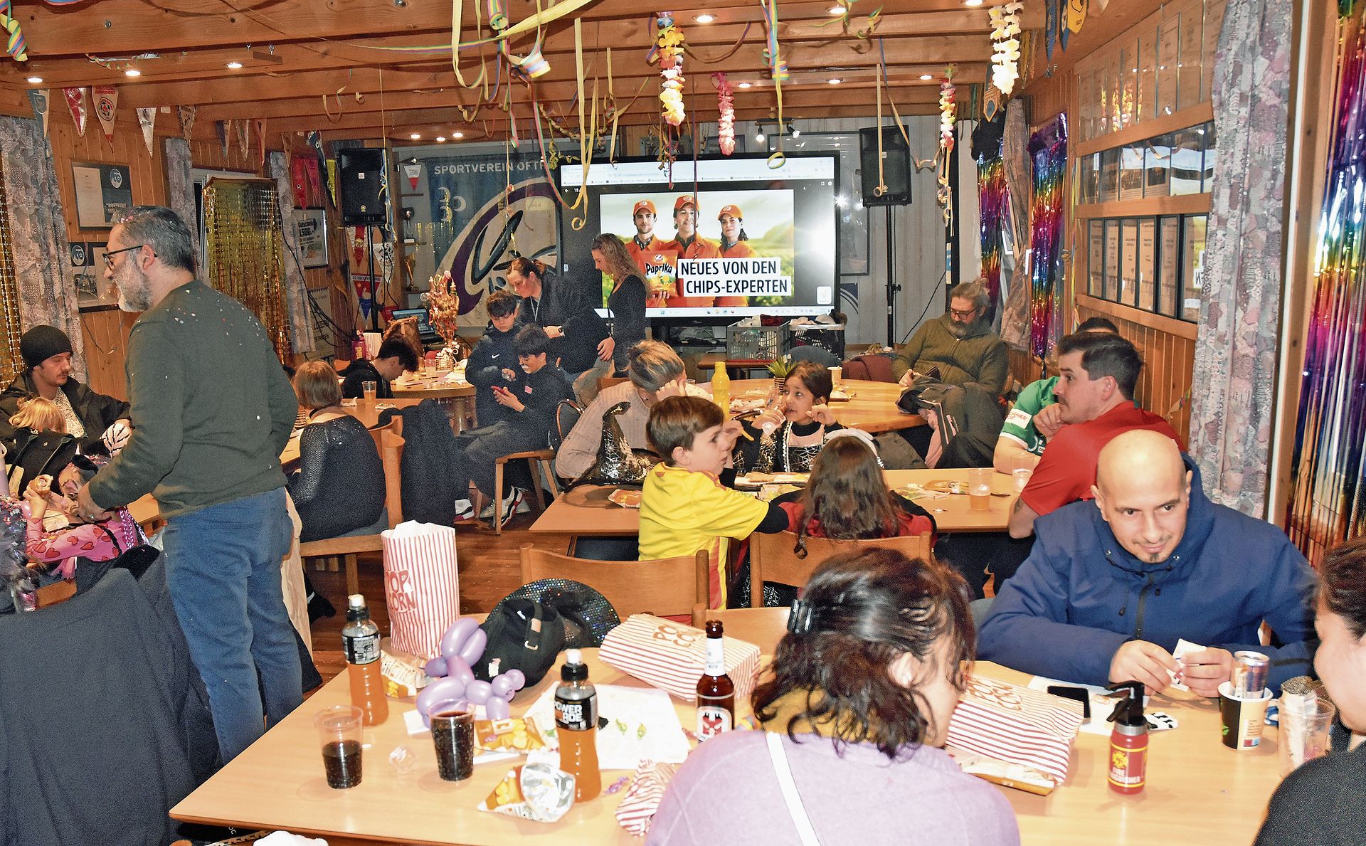Über dem Bildschirm in der Gaststube flimmerte die Werbung der Sponsoren, ohne die auch ein Fasnachtsanlass nicht funktioniert. Über dem Bildschirm in der Gaststube flimmerte die Werbung der Sponsoren, ohne die auch ein Fasnachtsanlass nicht funktioniert.