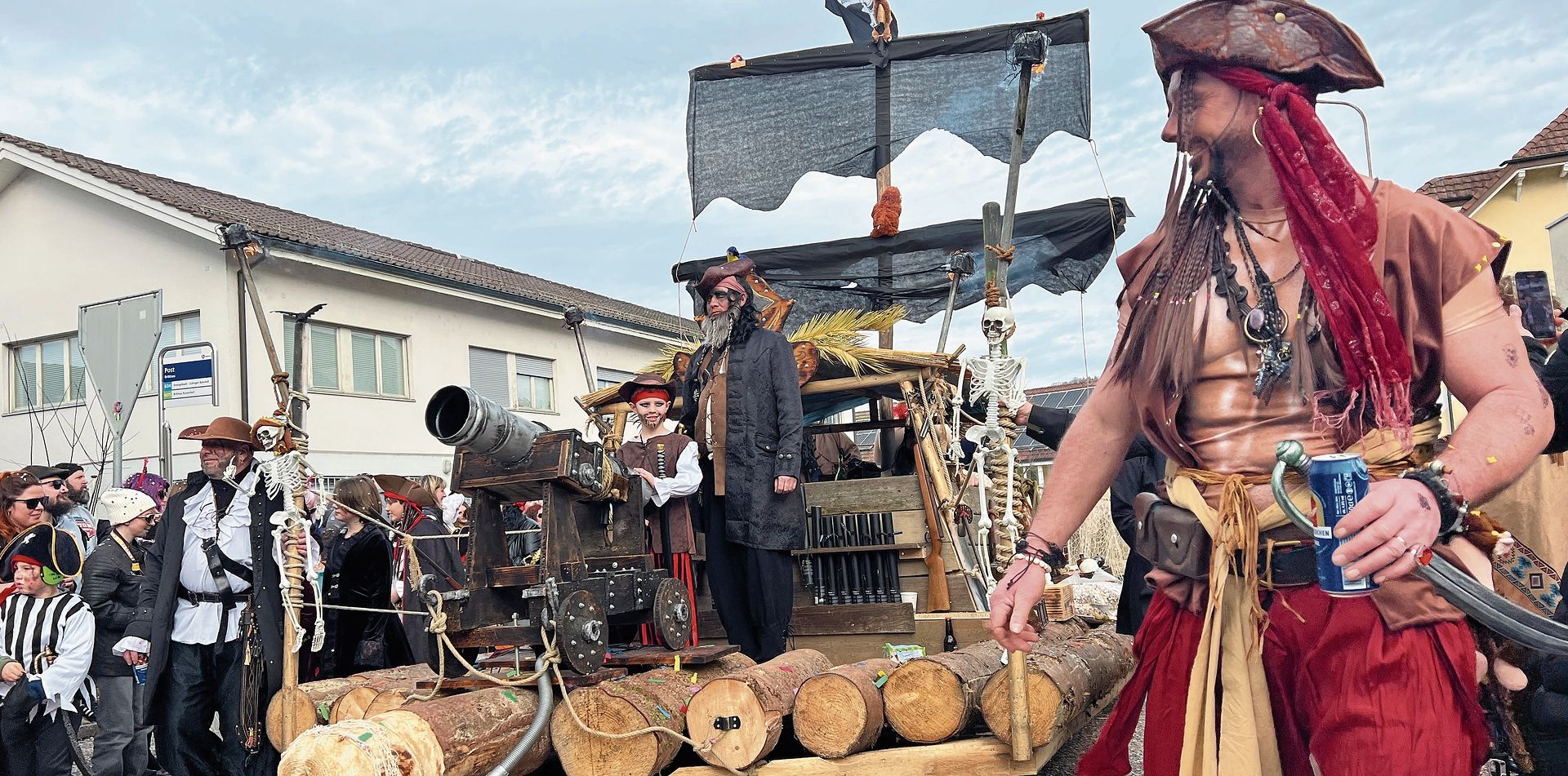 Die einheimische Häfezunft setzte ihr Fasnachtsmotto «Piraten Ahoi» am Umzug um.