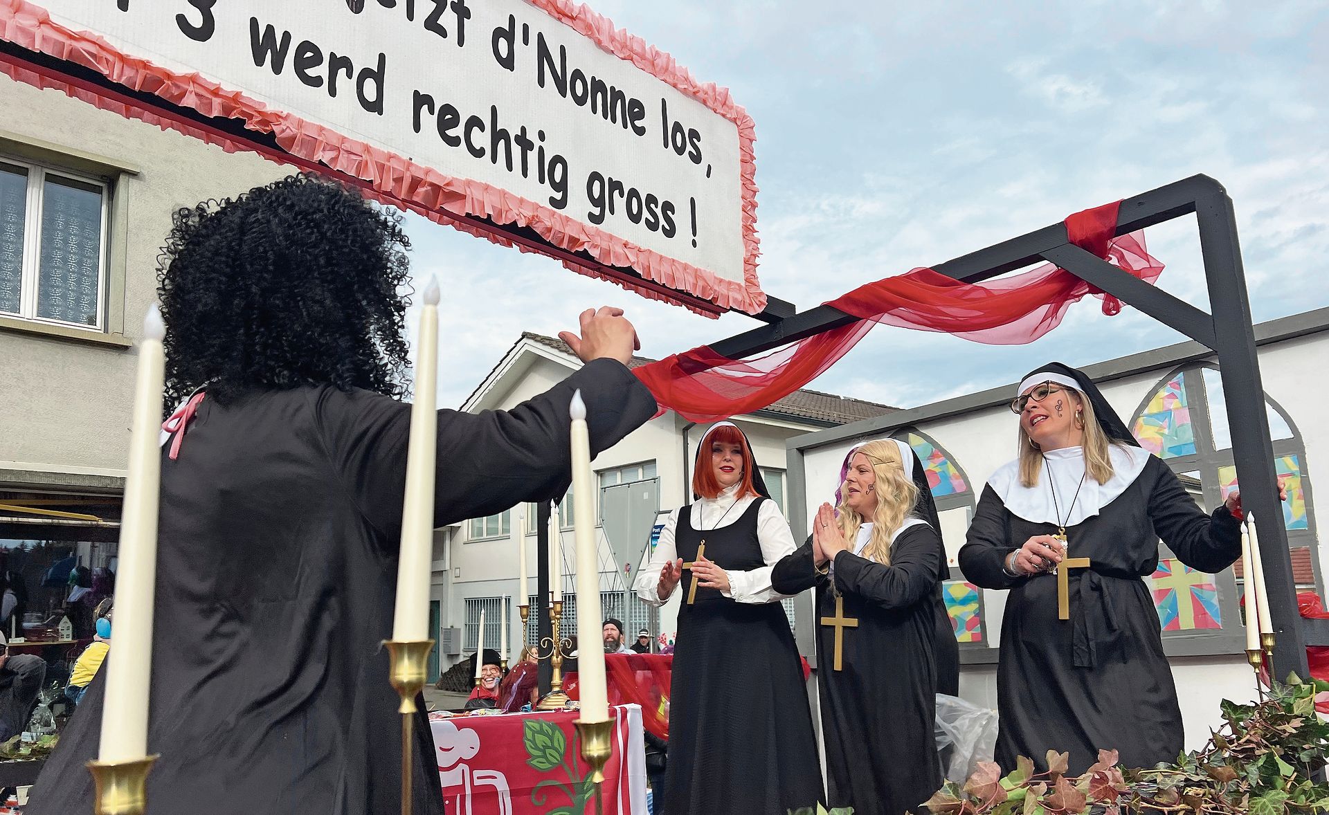 Drei nicht ganz so heilige Nonnen beim Gebet.