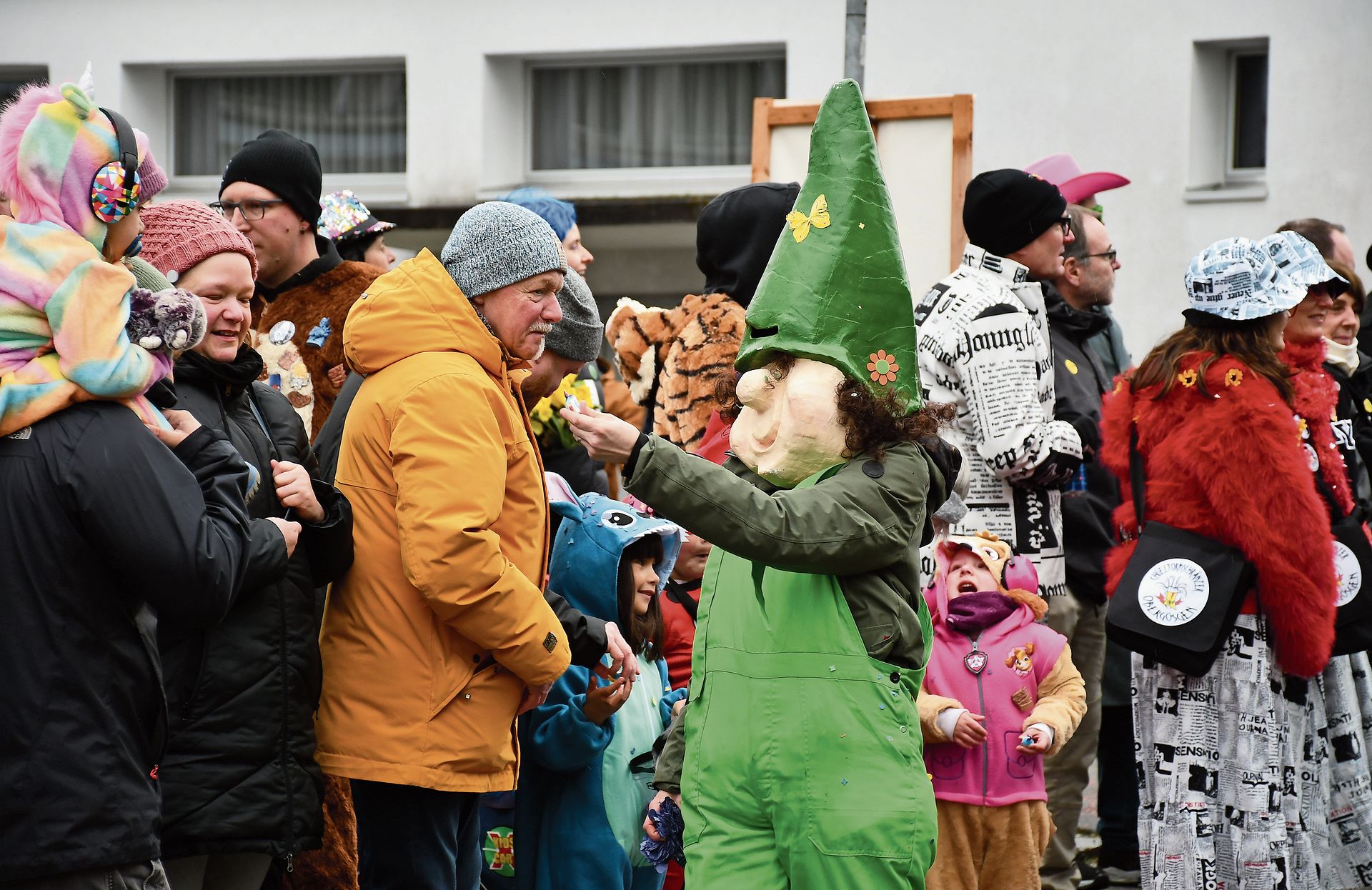 Sine Nomine versorgten als Waldzwerge verkleidet das Publikum mit Goodies und Konfetti. Sine Nomine versorgten als Waldzwerge verkleidet das Publikum mit Goodies und Konfetti.