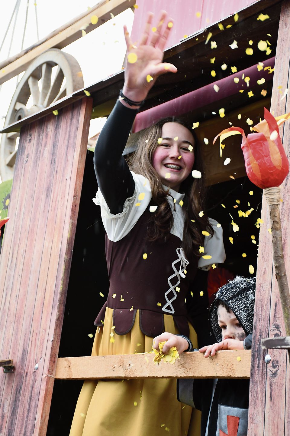 Eine freundliche Hofdame verteilte Süssigkeiten und Konfetti.Bilder: Janine Müller Eine freundliche Hofdame verteilte Süssigkeiten und Konfetti.Bilder: Janine Müller