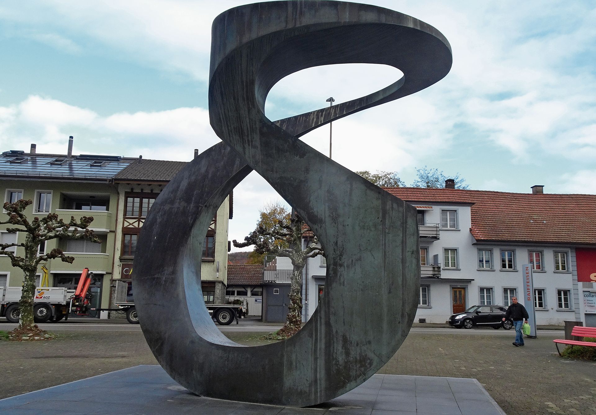 Die Metallplastik schmückt heute noch den Kreuzplatz.BILDER: ZVG Die Metallplastik schmückt heute noch den Kreuzplatz.BILDER: ZVG