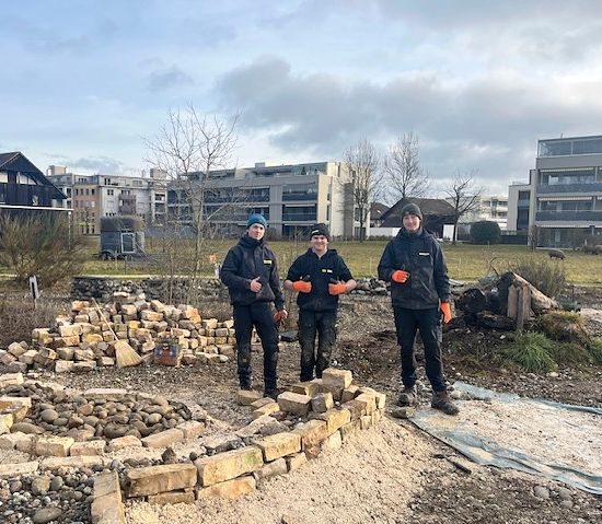 Lernende der gartenbau rhodo ag an der Arbeit im Naturgarten.
