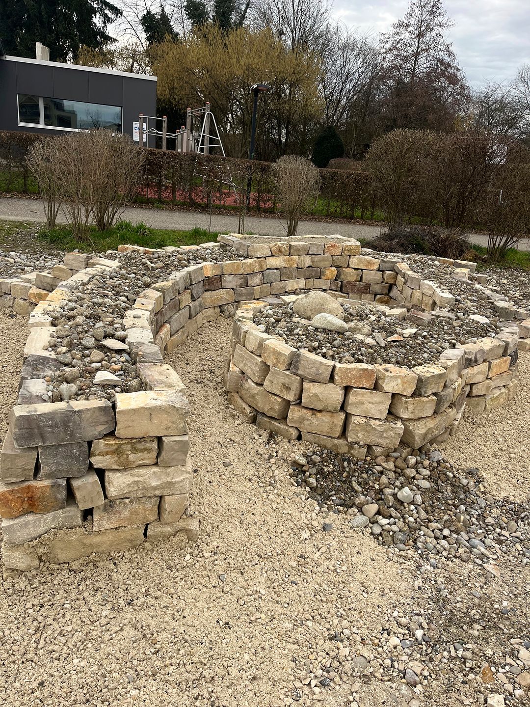 Die erneuerte Trockensteinmauer nach der Fertigstellung.Bilder: zvg