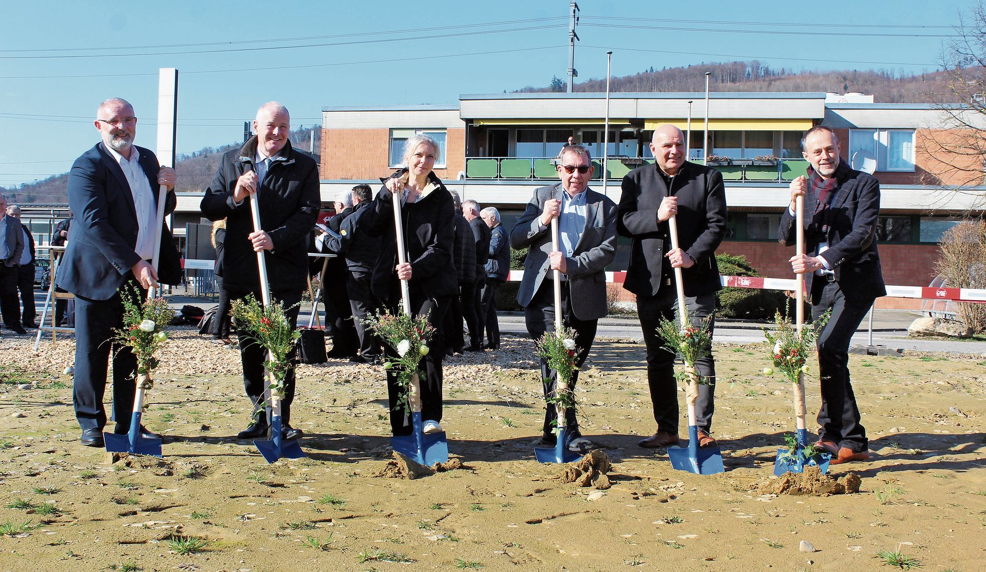 Den Spatenstich nahmen vor (v.l.): : Sirhan Sinani (Limmat Bus/Aargau Verkehr AG), Landammann Stephan Attiger, Viviane Hansen (SBB Immobilien), Vizegemeindepräsident Hans Rudolf Sägesser, Grossratspräsident Urs Plüss und Architekt Sandro Balliana (Balliana Schubert Landschaftsarchitekten AG).Bild: Rafael Hüssy