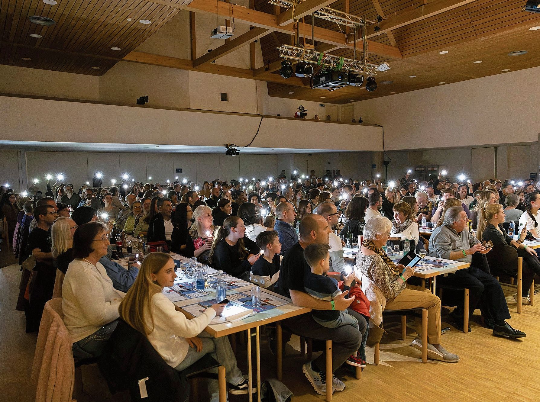 Der Gemeindesaal war bis auf den letzten Platz besetzt. Der Gemeindesaal war bis auf den letzten Platz besetzt.