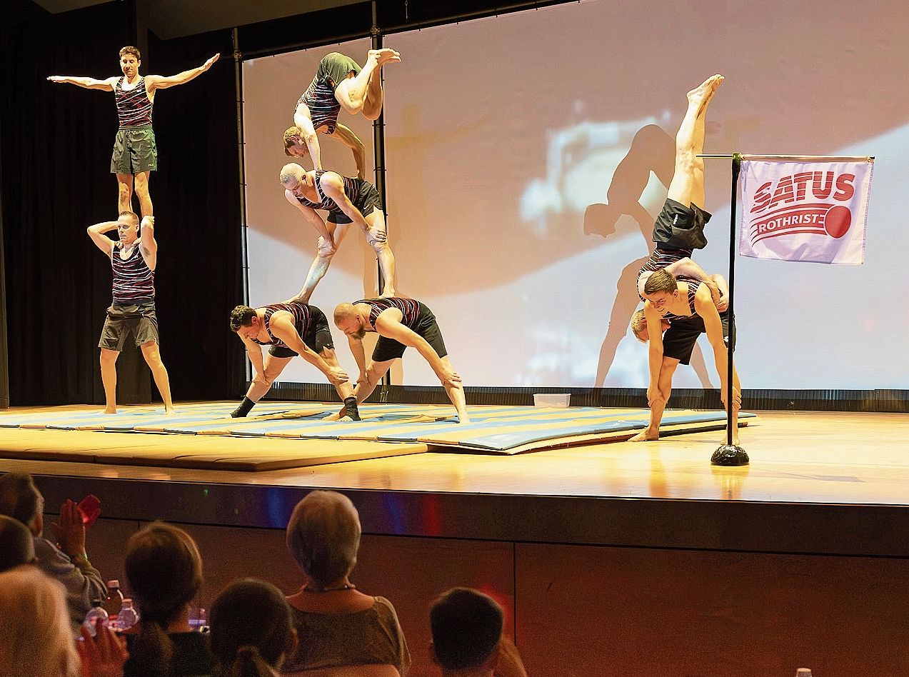 Die aktiven Männerturner bewiesen enorme Muskelkraft. Die aktiven Männerturner bewiesen enorme Muskelkraft.