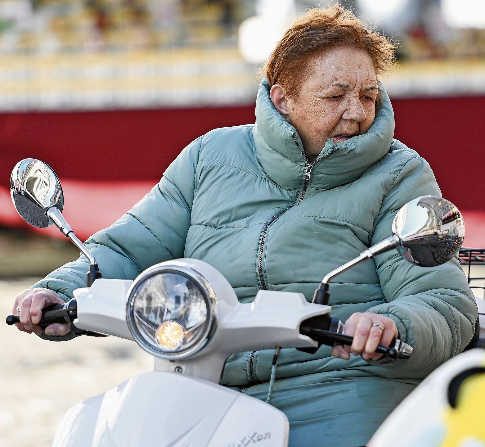 Motorisiert oder zu Fuss flanierten die Besucherinnen und Besucher an den Ständen vorbei.
