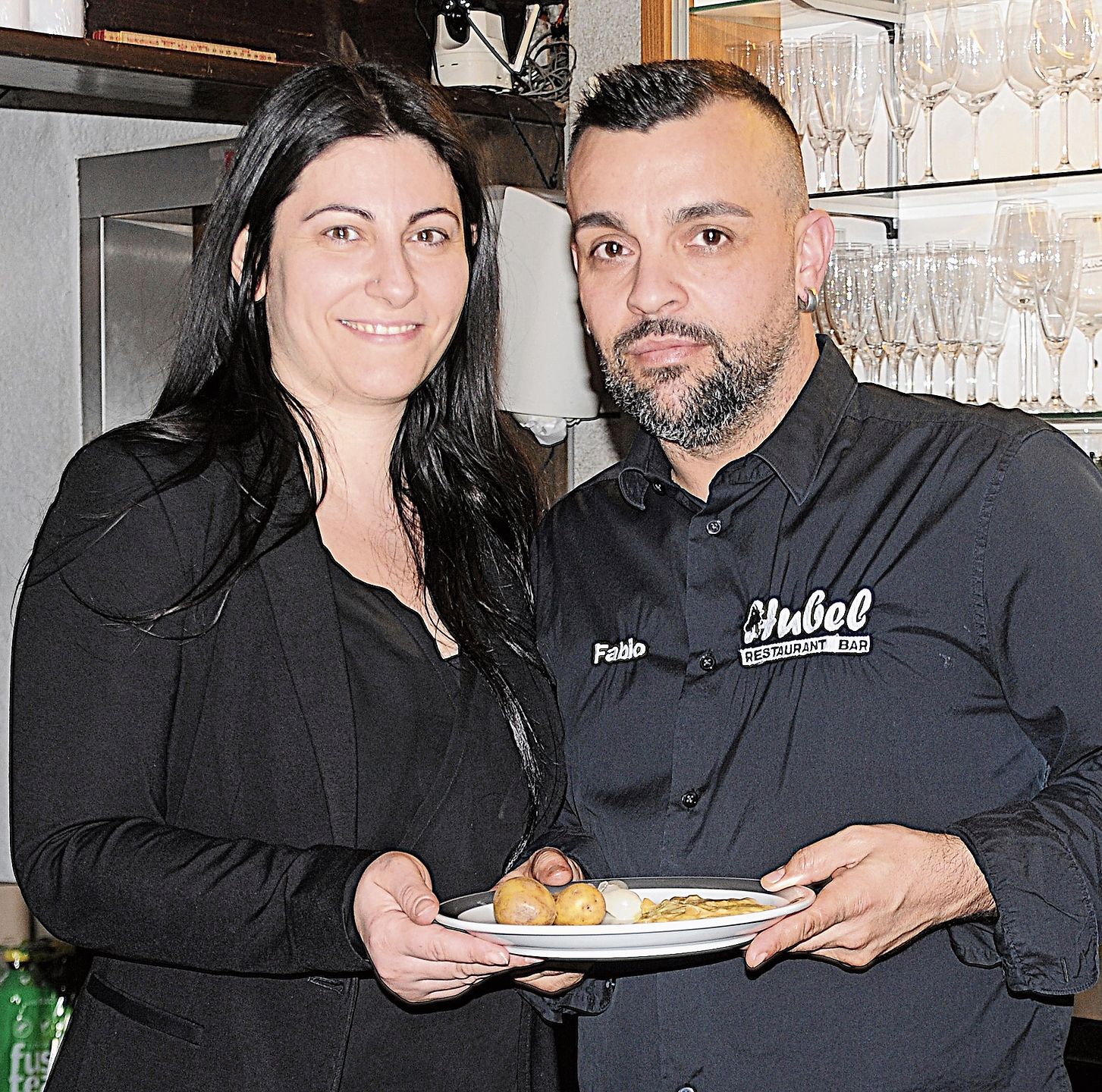 Vincenza Licardi und Ehemann Fabio da Silva präsentieren den Teller mit leckerem Inhalt.