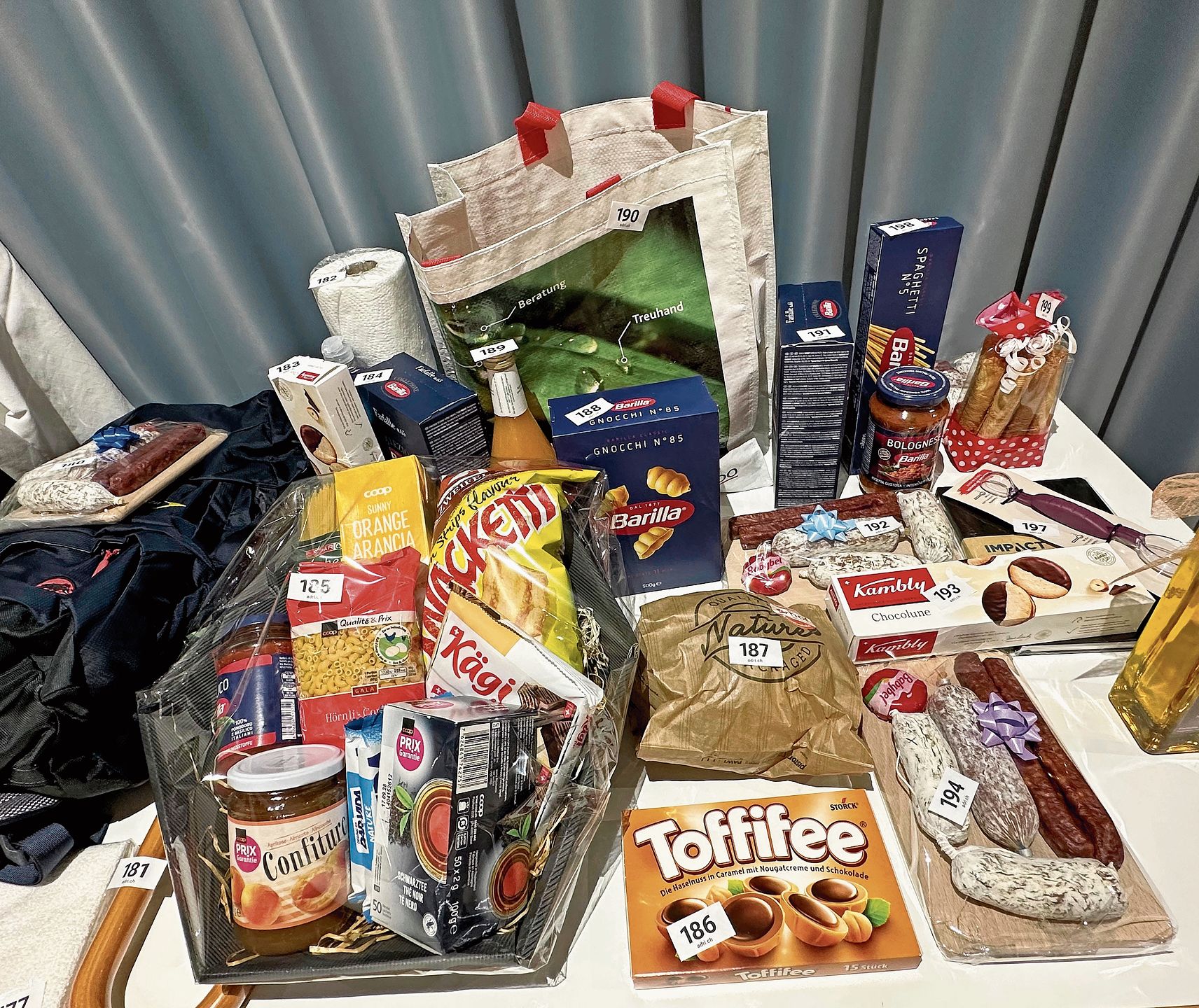 «Good Luck» – bei der reichhaltigen Tombola. «Good Luck» – bei der reichhaltigen Tombola.