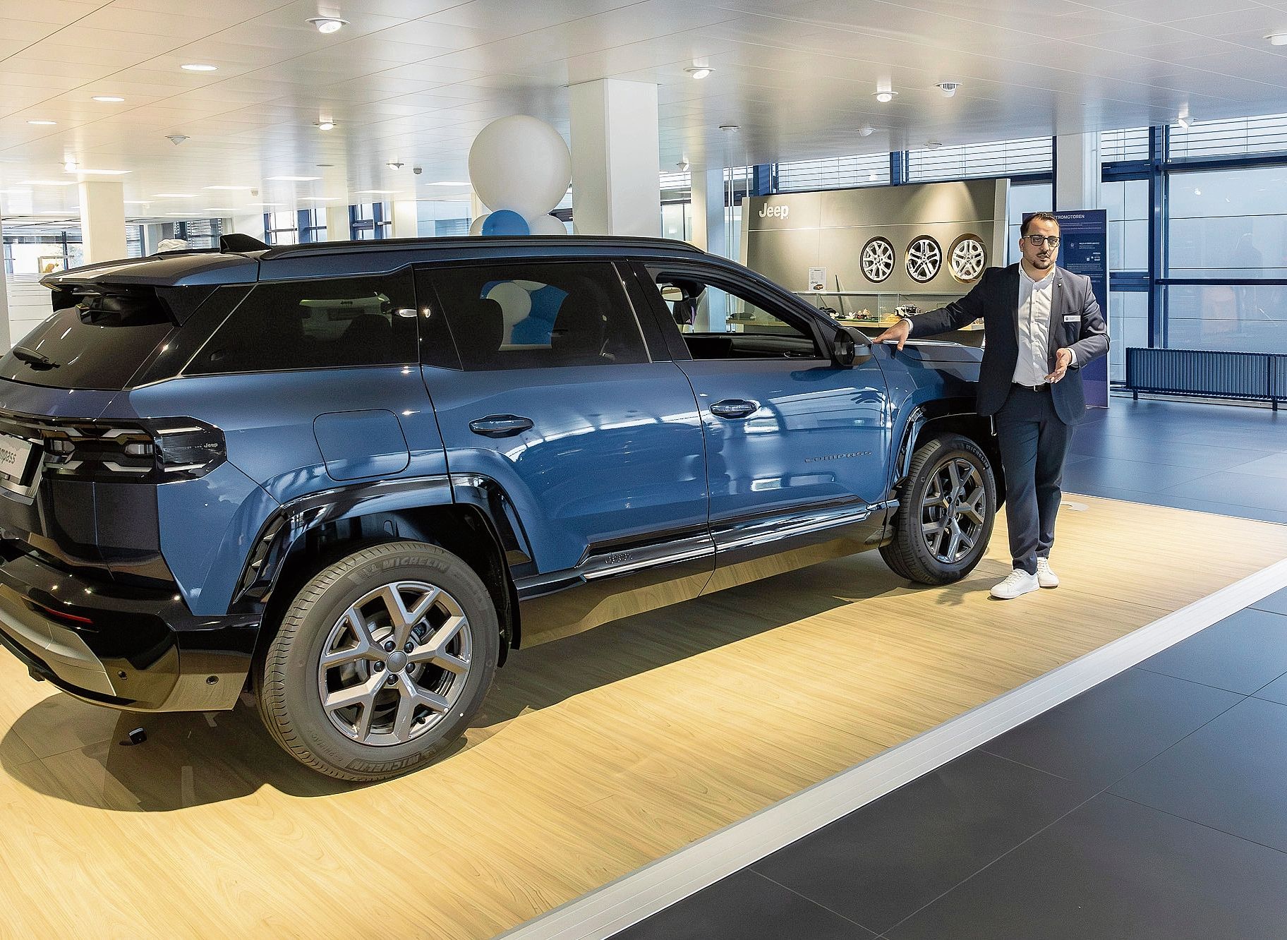 Alex Catroppa präsentiert einen neuen Jeep Compass.Bilder: Regina Lüthi