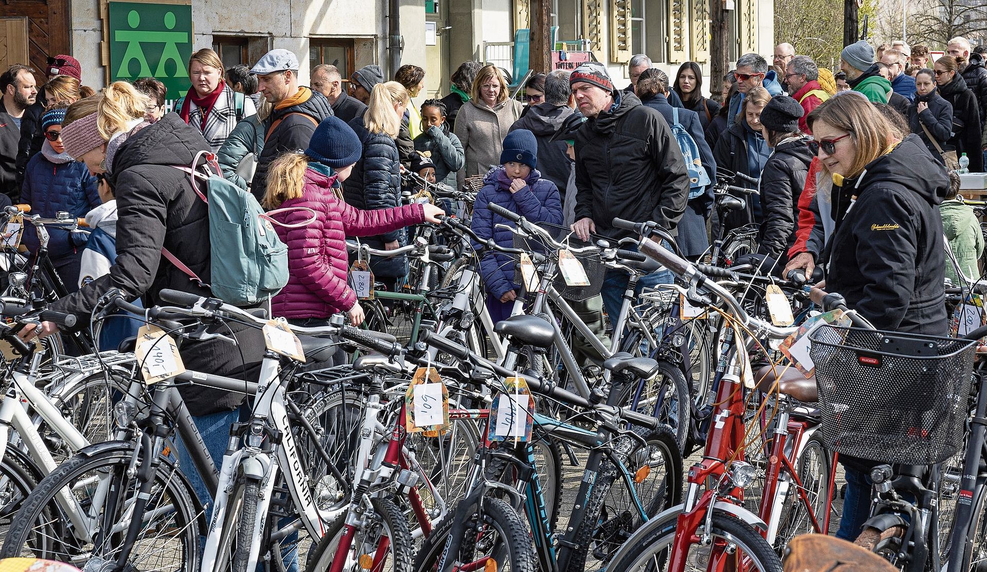 Zielstrebig strebten die Interessierten in Richtung ihrer Favoriten.	Bilder: Regina Lüthi