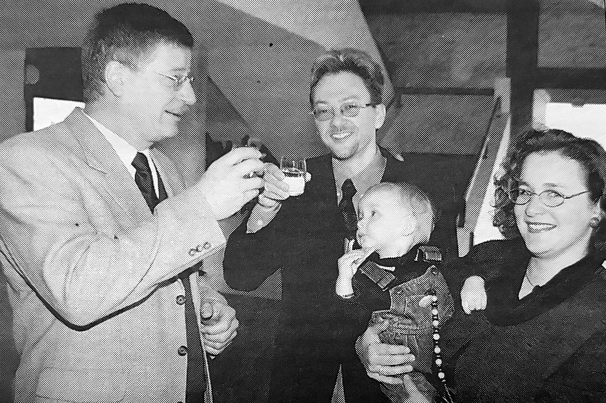 Stefan Jung (Bildmitte) stiess am Neujahrsapéro 2001 mit seiner Frau Sandra, dem einjährigen Sohn Yannick und Gemeinderat Hans Jürg Koch auf seine neue Stelle als Rothrister Gemeindeschreiber an. Bild: Archiv Wiggertaler Stefan Jung (Bildmitte) stiess am Neujahrsapéro 2001 mit seiner Frau Sandra, dem einjährigen Sohn Yannick und Gemeinderat Hans Jürg Koch auf seine neue Stelle als Rothrister Gemeindeschreiber an. Bild: Archiv Wiggertaler