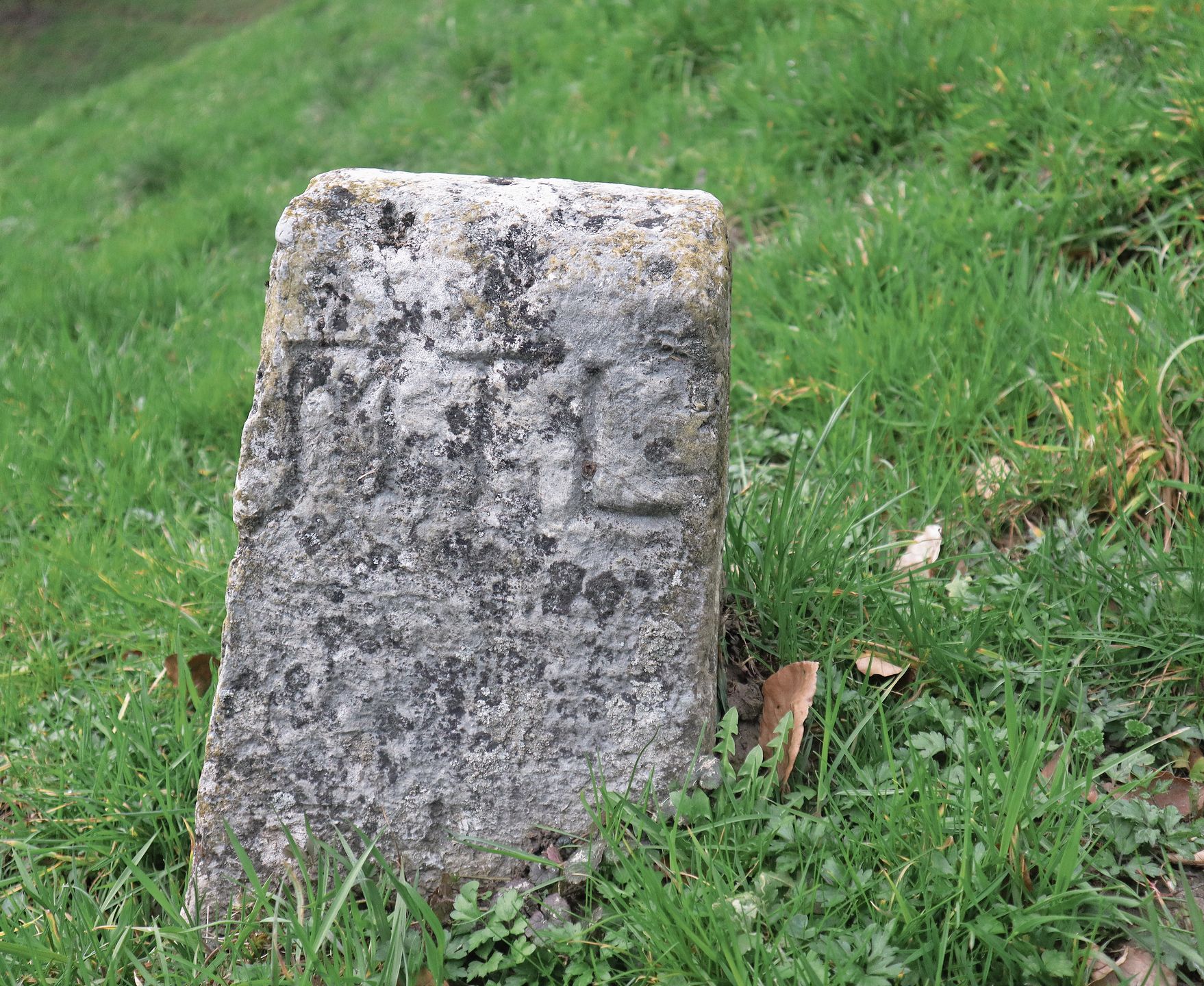 Grenzstein mit der Inschrift MTL für Mühlethal, auf der Rückseite OFT für Oftringen. Grenzstein mit der Inschrift MTL für Mühlethal, auf der Rückseite OFT für Oftringen.