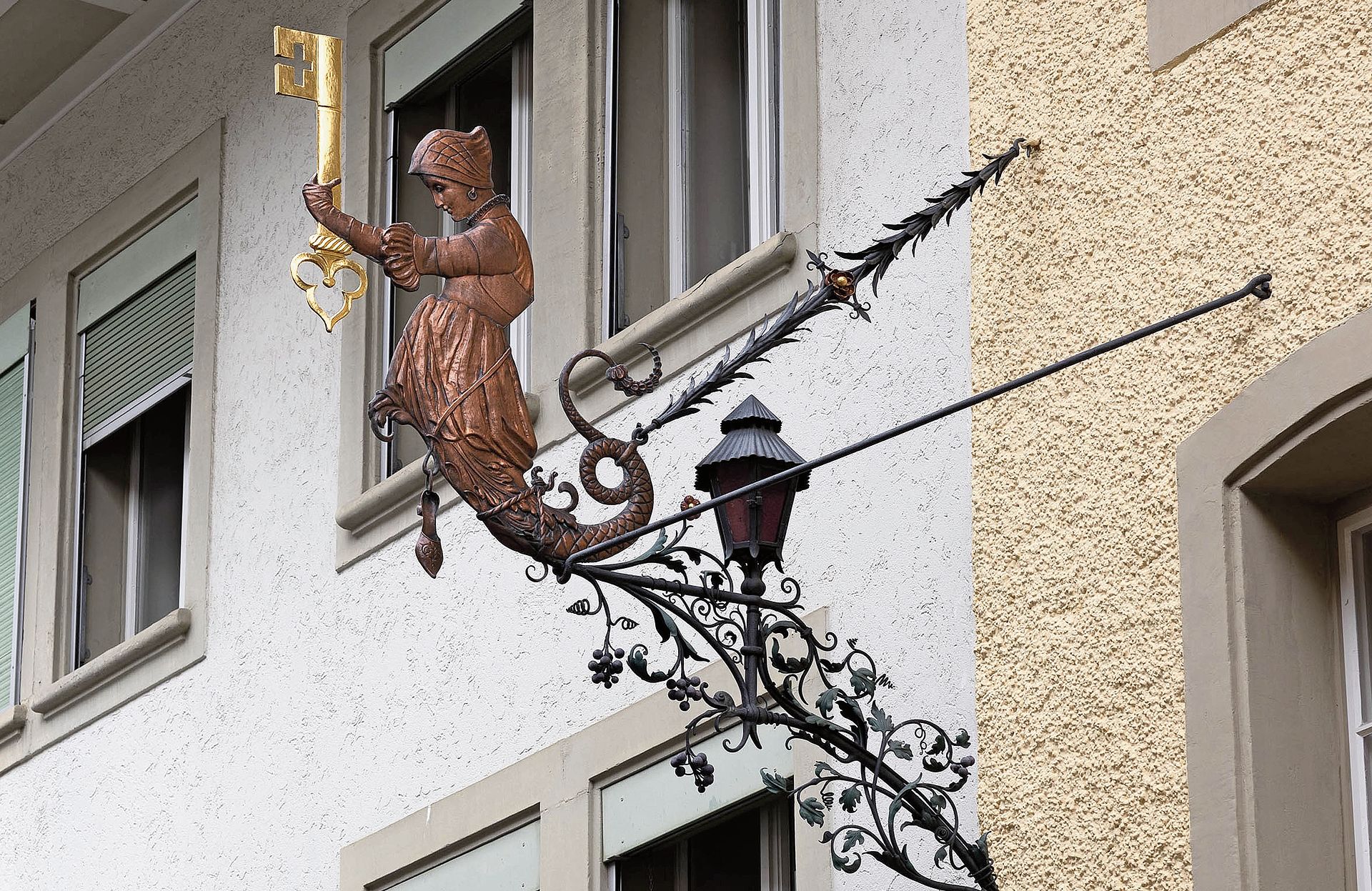 Wenig überraschend: Unter der Dame befindet sich der Schlüsselpub.