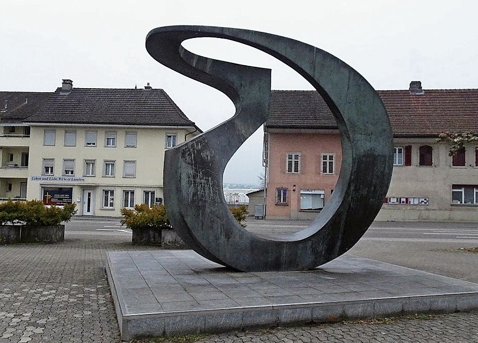 Paul Bianchi aus Chur hat diese Möbius-Schleife im Auftrag der Bank Langenthal erschaffen.Bild: Ernst Roth