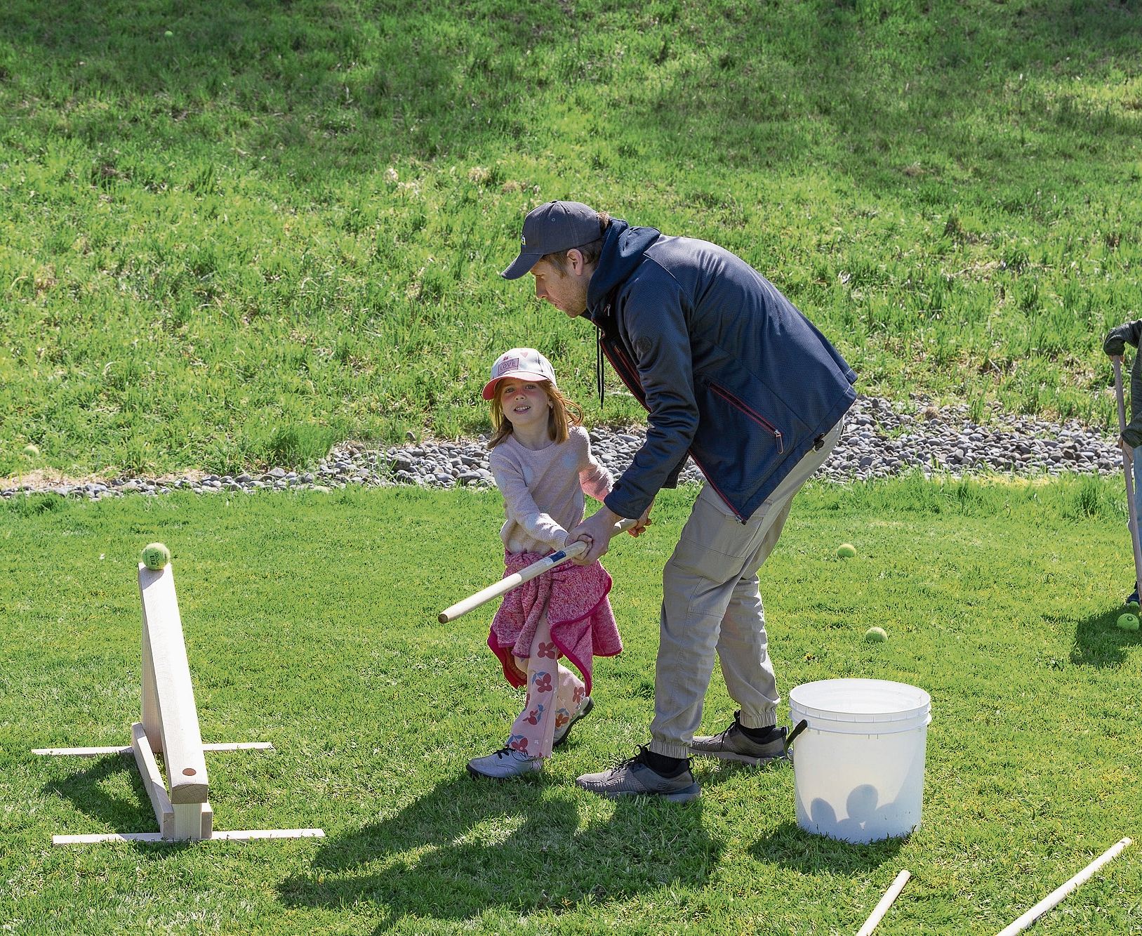 Spass für die Kleinen - Übungen mit Holzstecken und Tennisbällen.