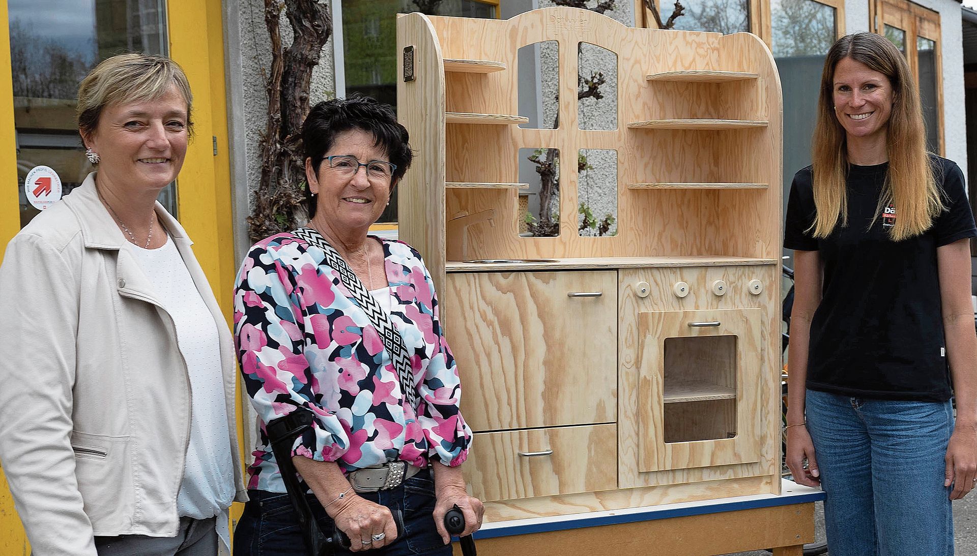 Ruth Gerber, Medienberaterin CH Regionalmedien, die Gewinnerin Brigitta Muster und Renate Dätwyler von der Dätwyler Küchenbau & Schreinerei AG (v.l.) bei der Preisübergabe.Bilder: Regina Lüthi
