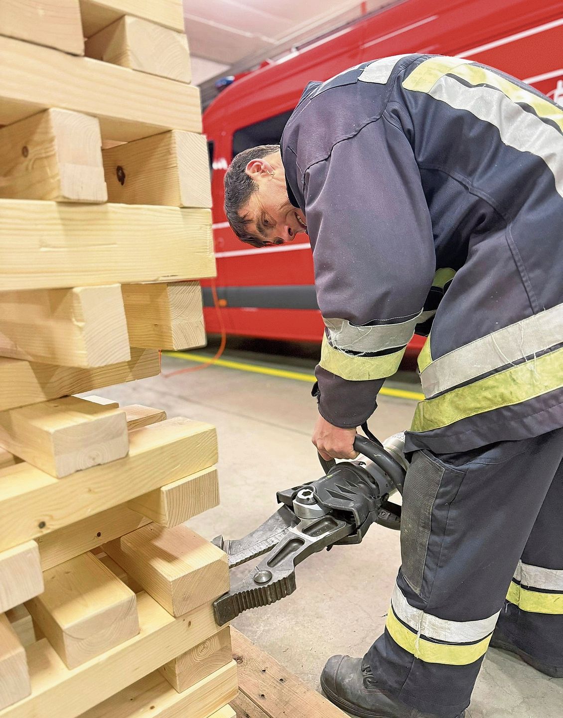 Die Feuerwehr bringt ein Riesen-Jenga ans Fest, an dem Kinder und Eltern gemeinsam werkeln können.Bild: zvg