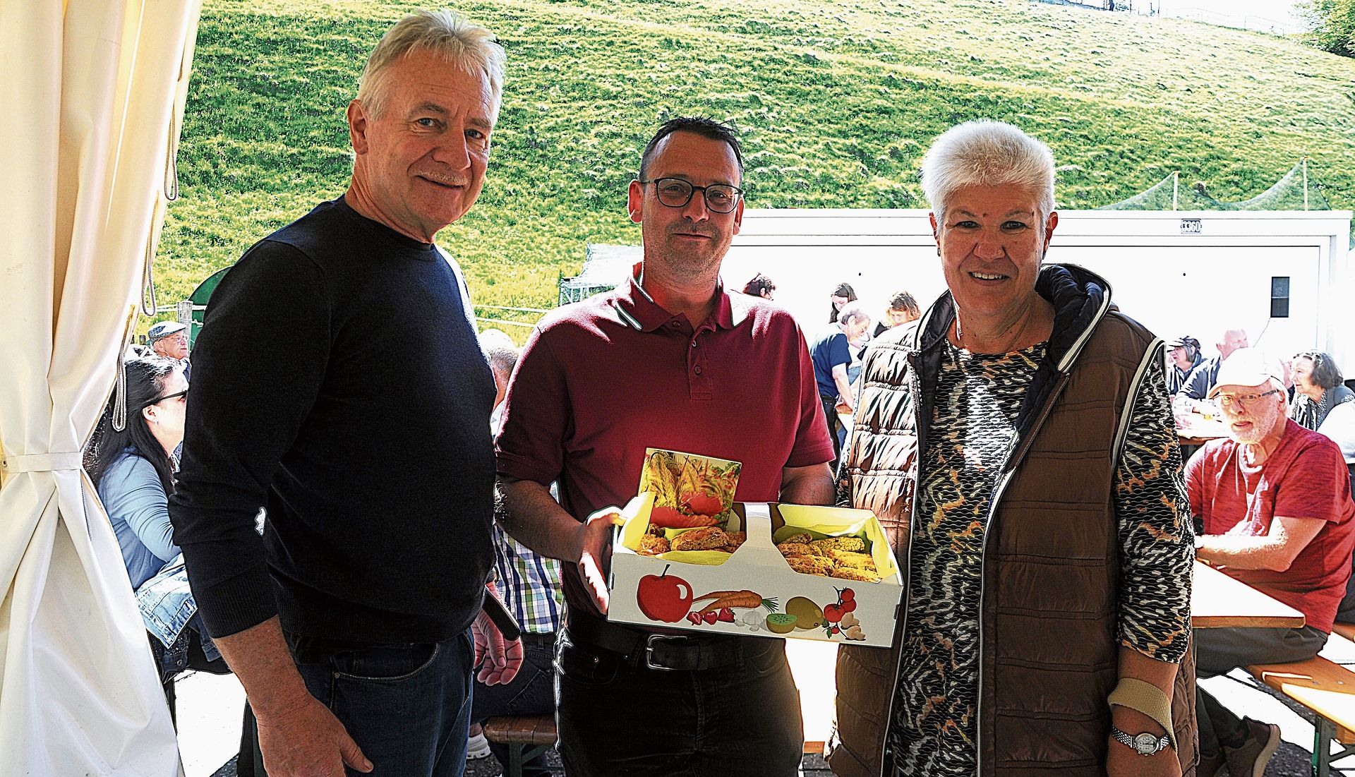 Für Alois Koller (Mitte) gab es Geschenke.bilder: Beat Wyttenbach