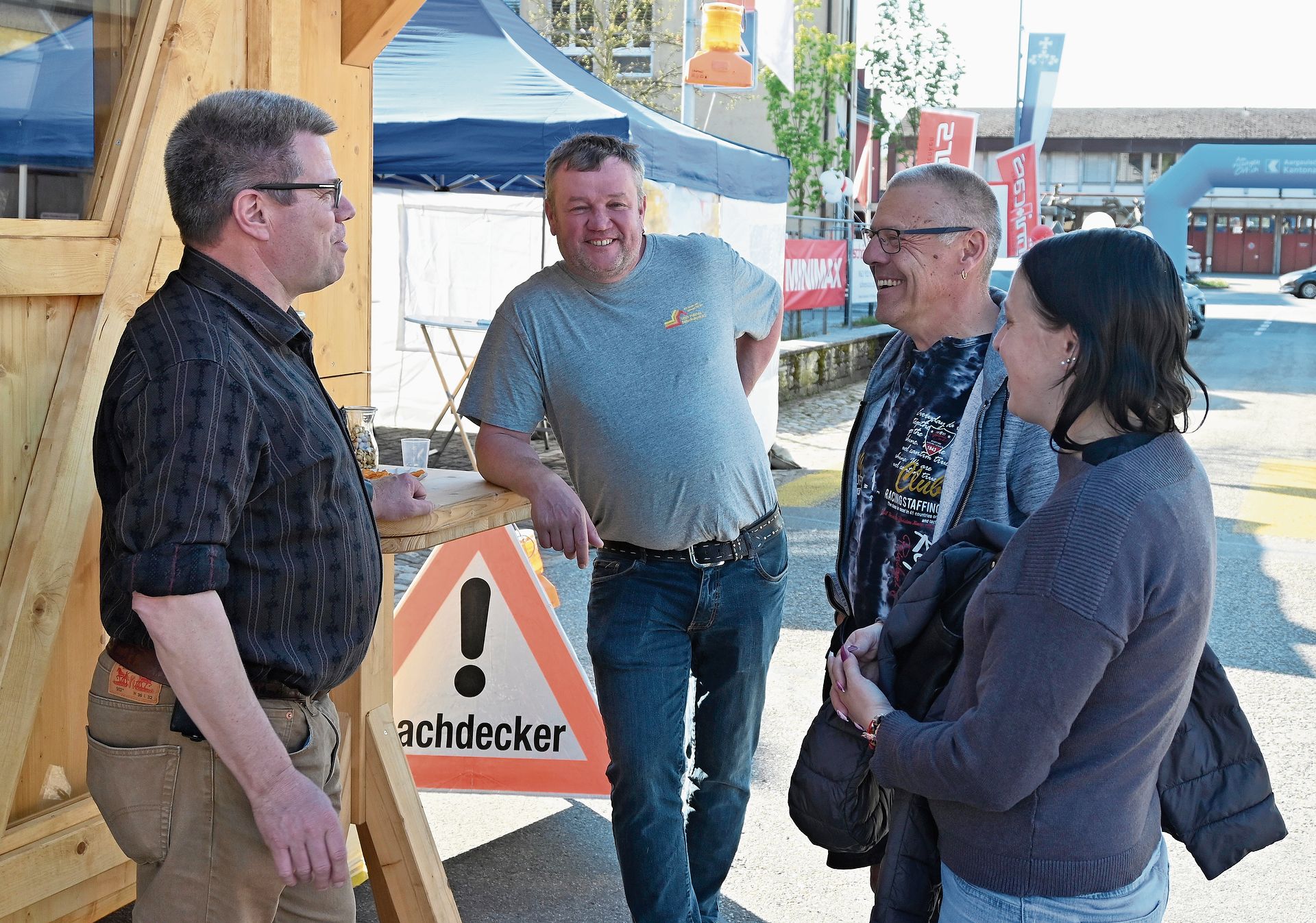 Dachdeckermeister Stephan Wullschleger (links) von Strub Holzbau und Bedachungen Glashütten im Gespräch mit Gästen.Bild: thomas Fürst