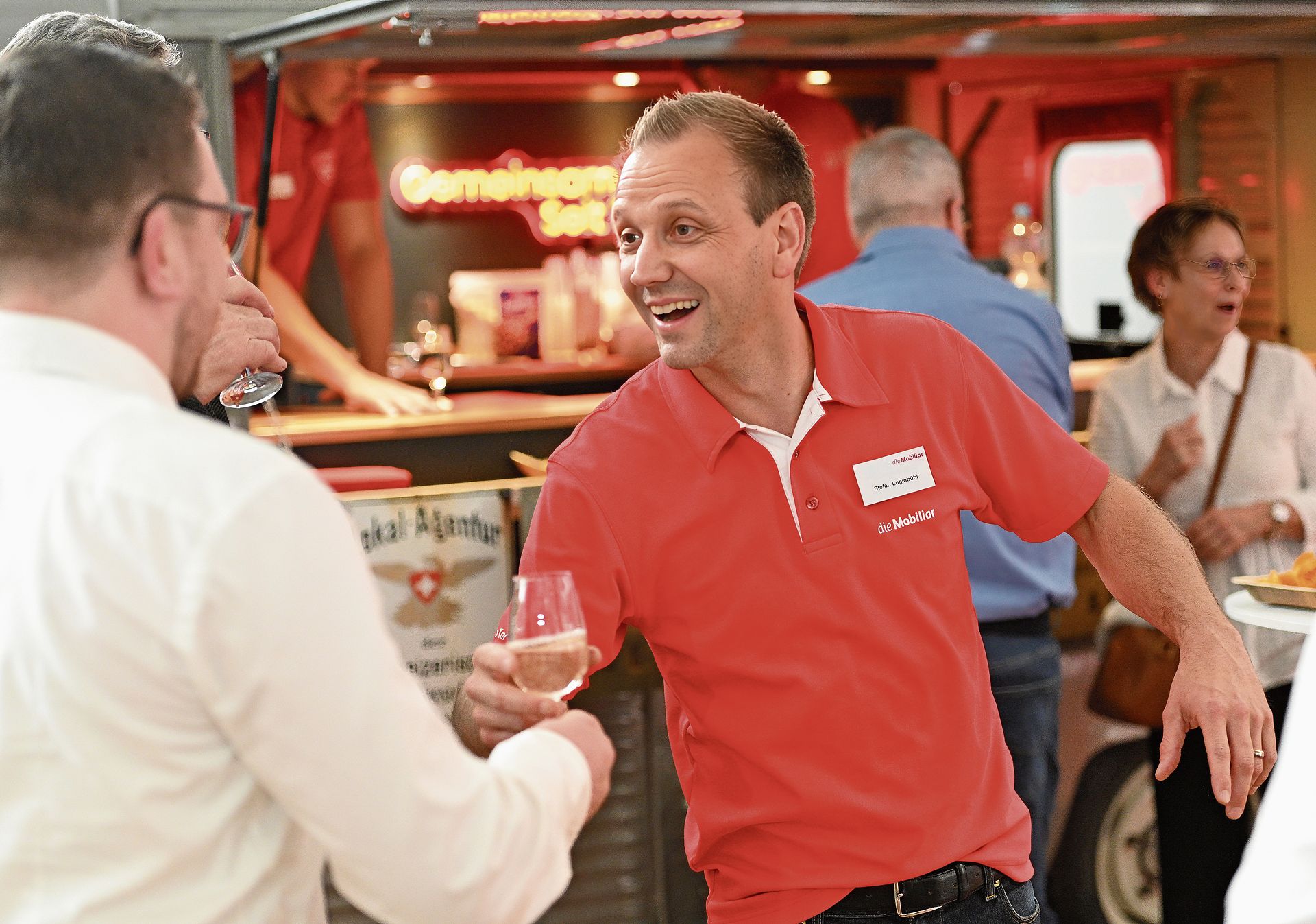 Heimspiel: Stefan Luginbühl (2. v. l.) am Stand der Mobiliar.Bild: Manuel Arnold