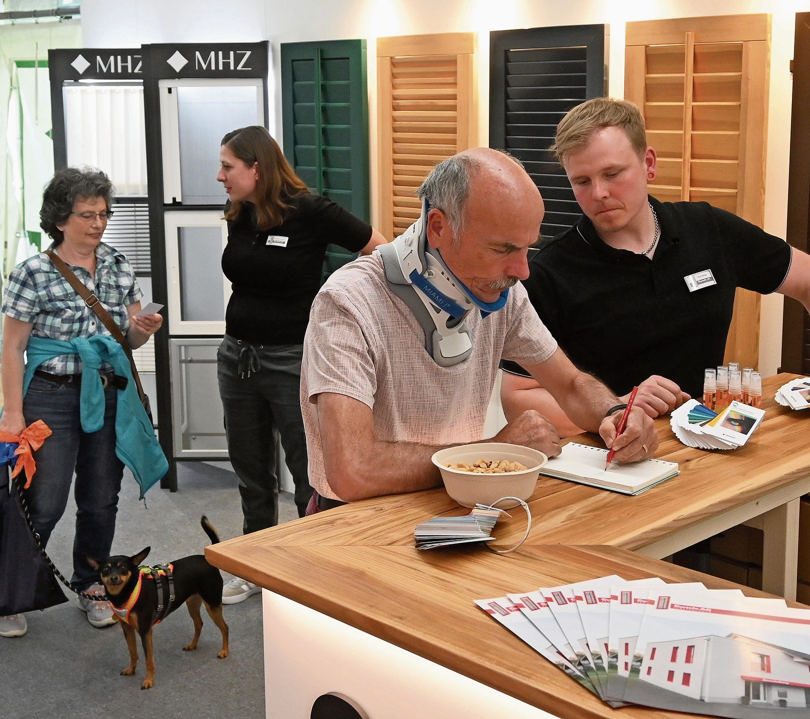 Stefanie Curtolo (Zweite von links) und Paul Müller (ganz rechts) – die Spezialisten für Fensterläden, Insektenschutz und Sonnenstoren.Bild: thomas Fürst