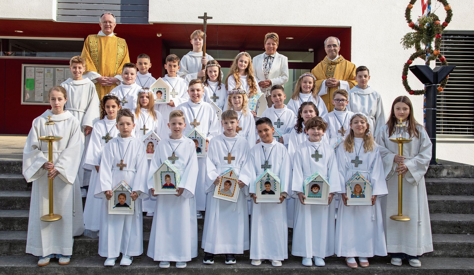 Reiden: Die 19 Erstkommunionkinder und Ministranten. In der obersten Reihe Diakon Daniel Unternährer (links), Katechetin Helene Bühler (2. von rechts) und Priester Markus Fellmann (rechts).
