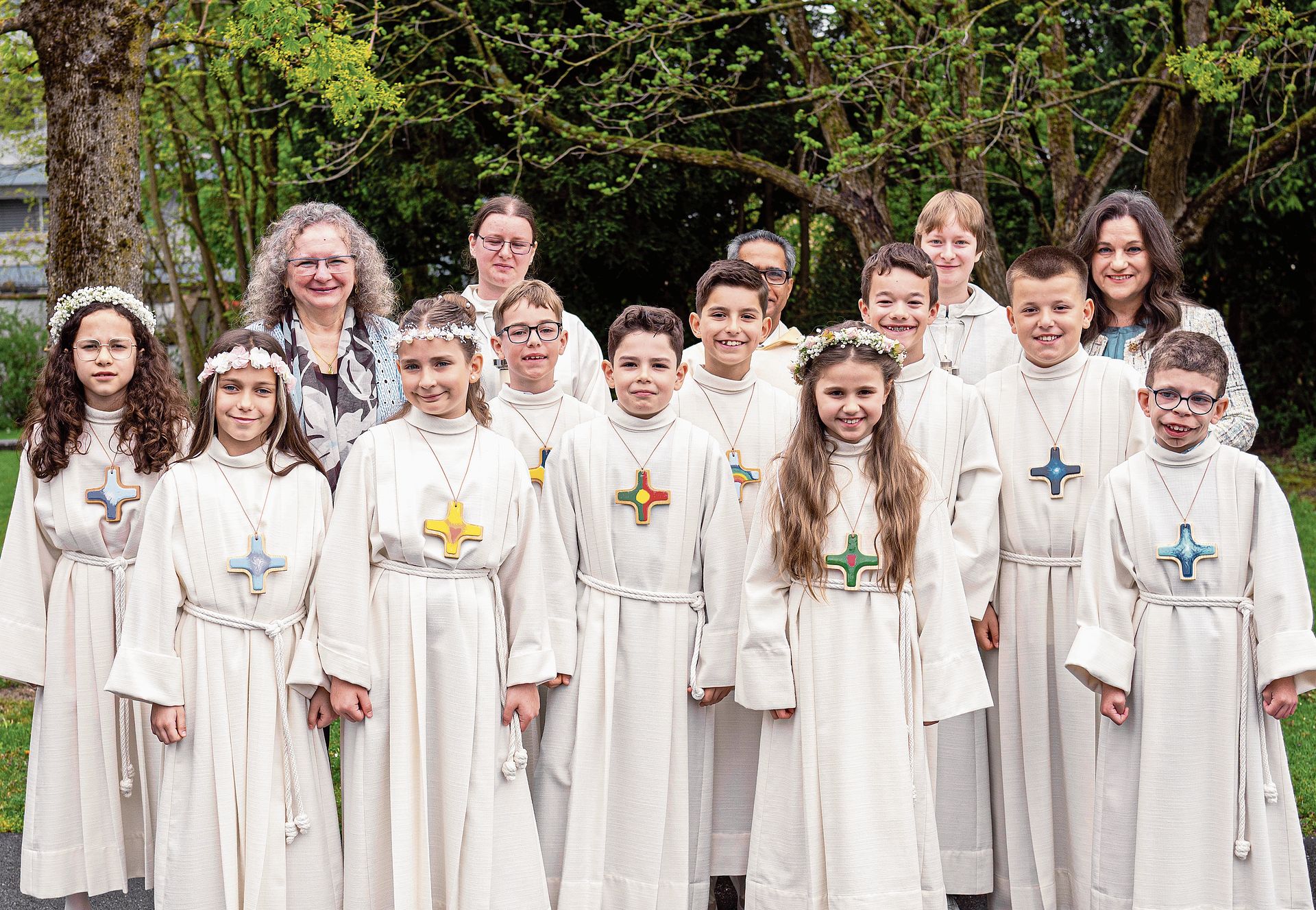 Die Erstkommunionkinder vor der Strengelbacher Kirche.