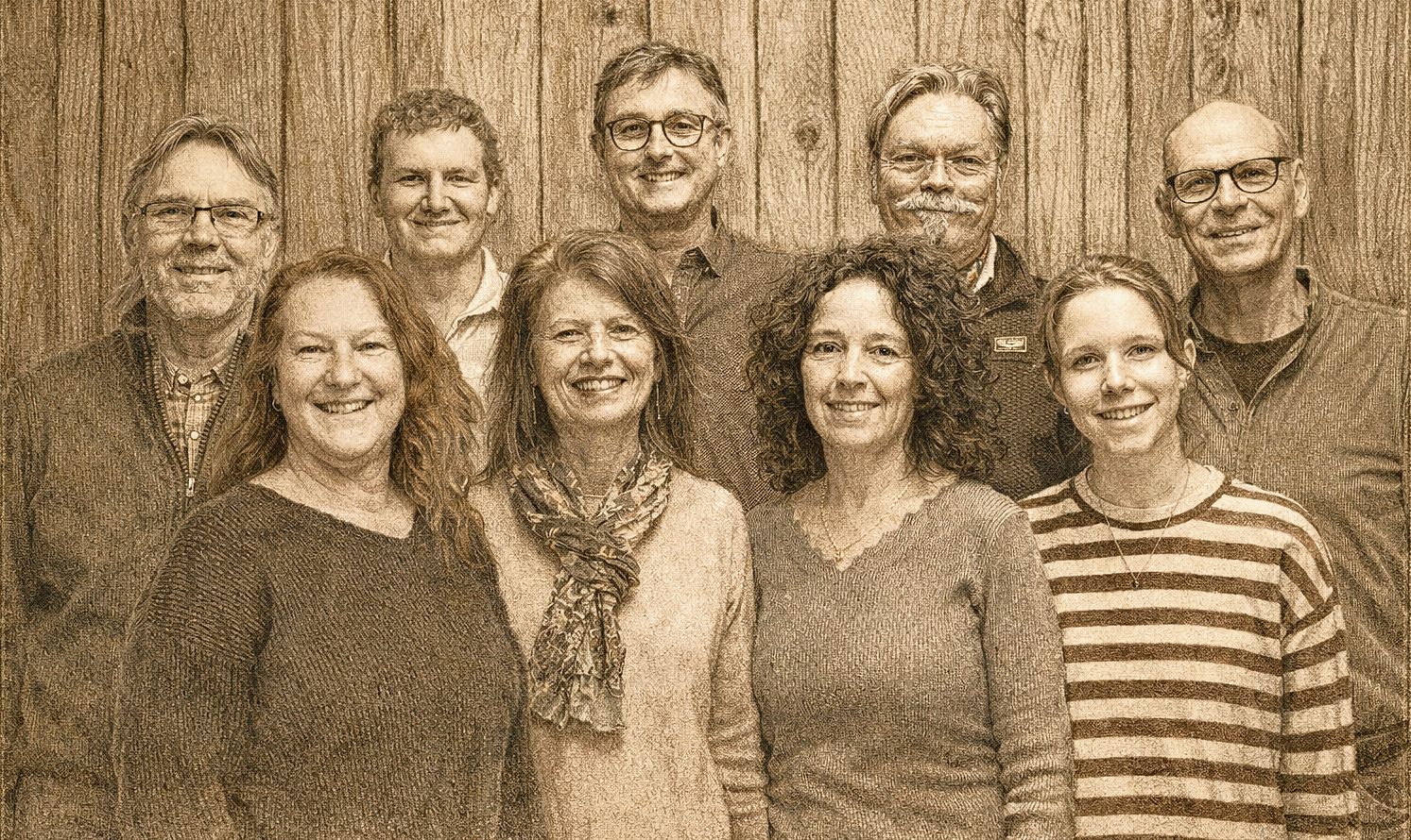 Das neunköpfige Theaterensemble (von links): Franz Schnider, Angie Kunz, Andrin Häuselmann, Edith Russi, Rolf Krebs, Karin Longobardi, Lorenz Killer, Alessia Schlatter, Willy Gloor. Bild: zvg