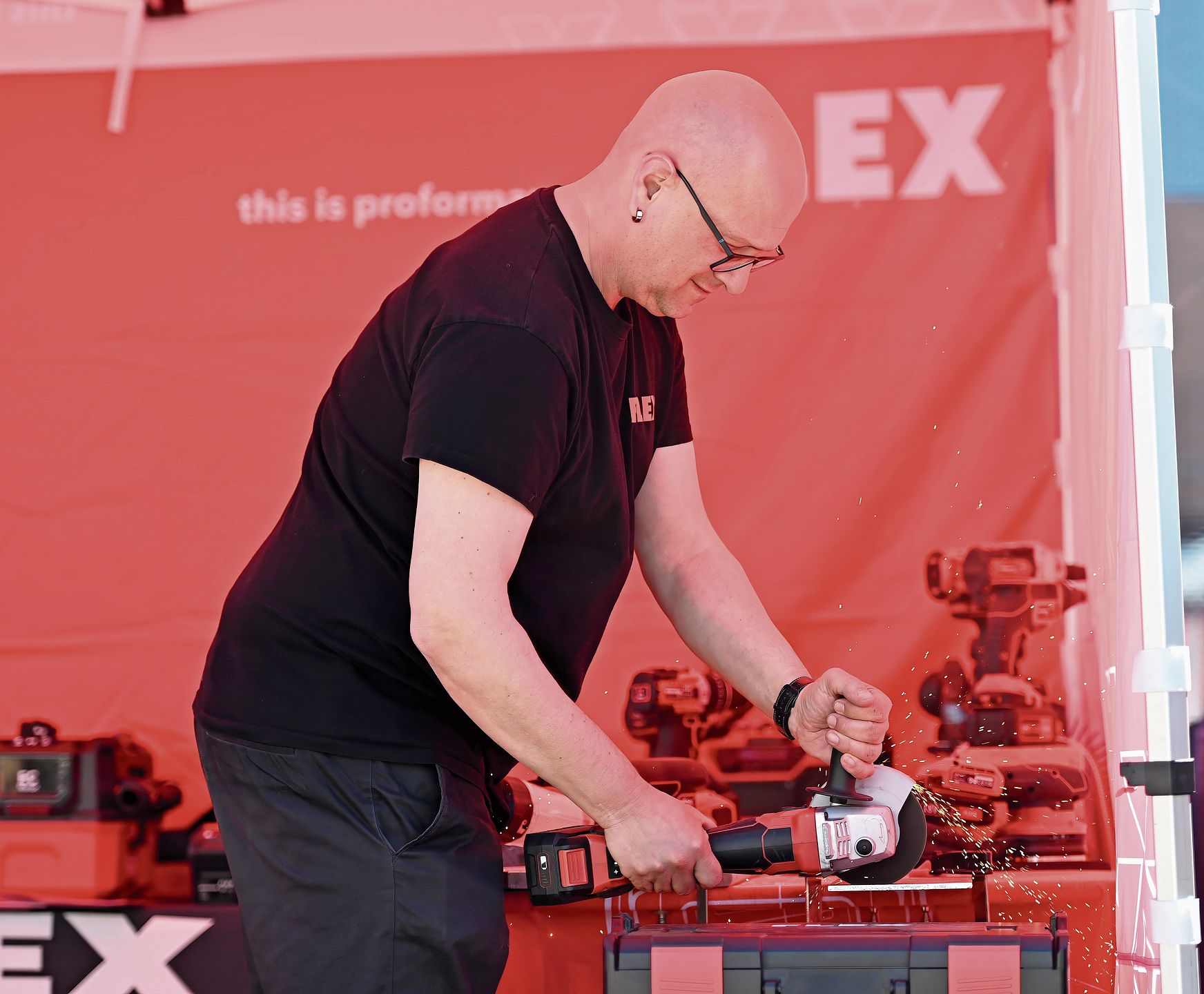 Roland Häne, Gebietsleiter bei der Generalvertretung Flex Schweiz, liess bei der Demonstration des Akku-Winkelschleifers gekonnt die Funken fliegen.