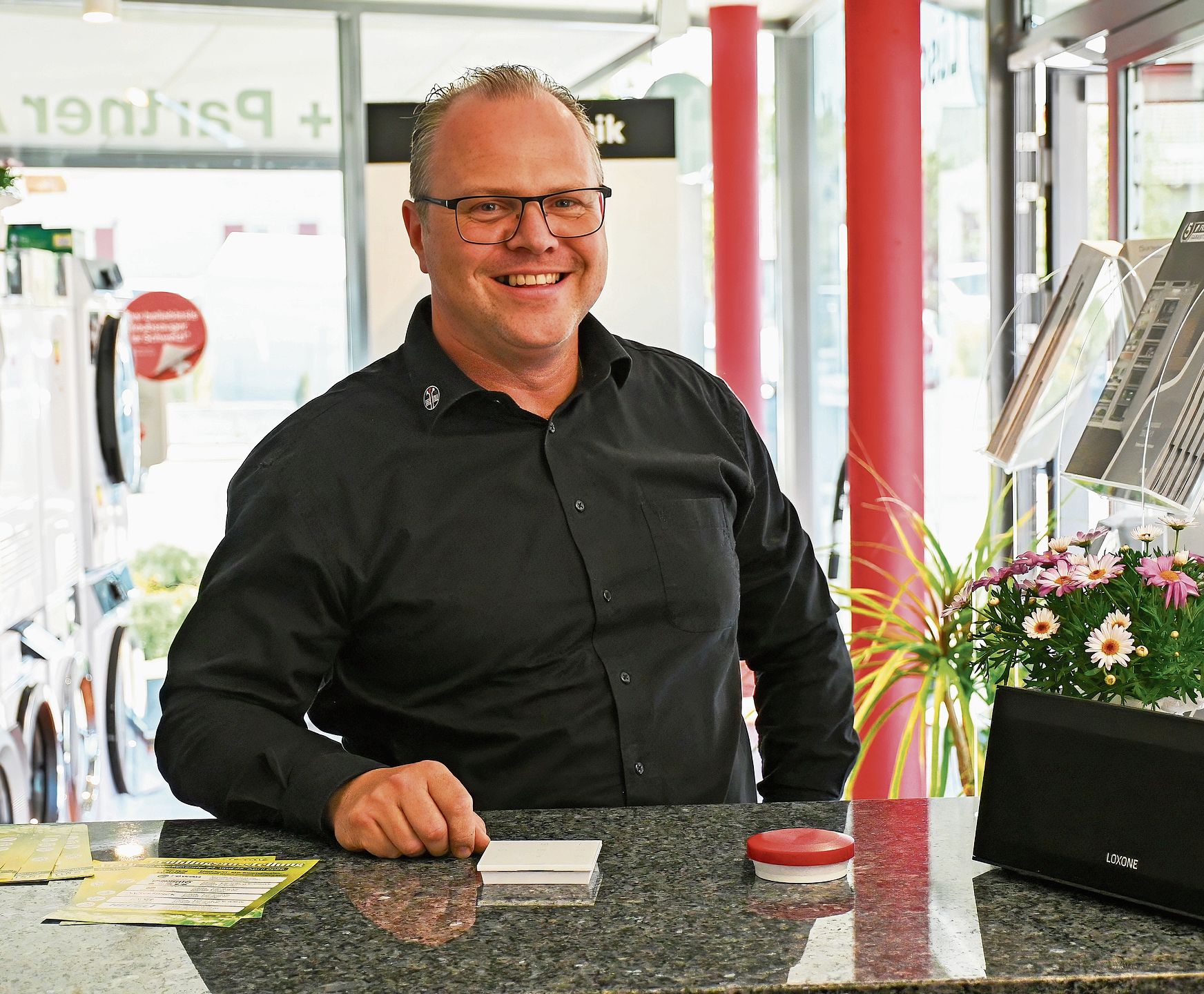 Pascal Buri, stellvertretender Geschäftsleiter der Lüscher und Partner AG, präsentierte die vielen Möglichkeiten des Smart-Home-Systems «Loxone».