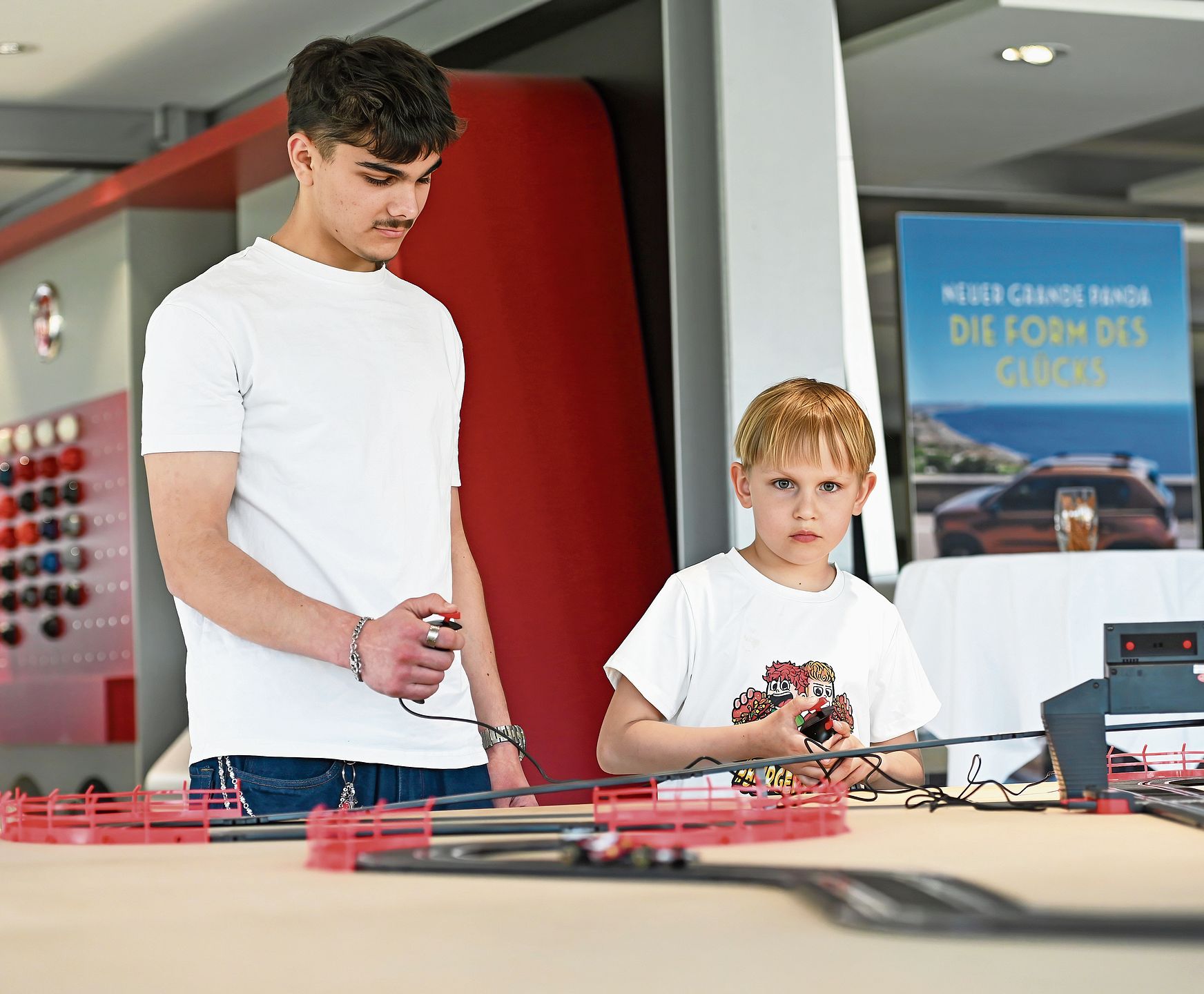 Samuel Binggeli, Automobilmechatroniker im zweiten Lehrjahr, gab dem siebenjährigen Valentin Tipps für das Zeitrennen auf der Carrerabahn.