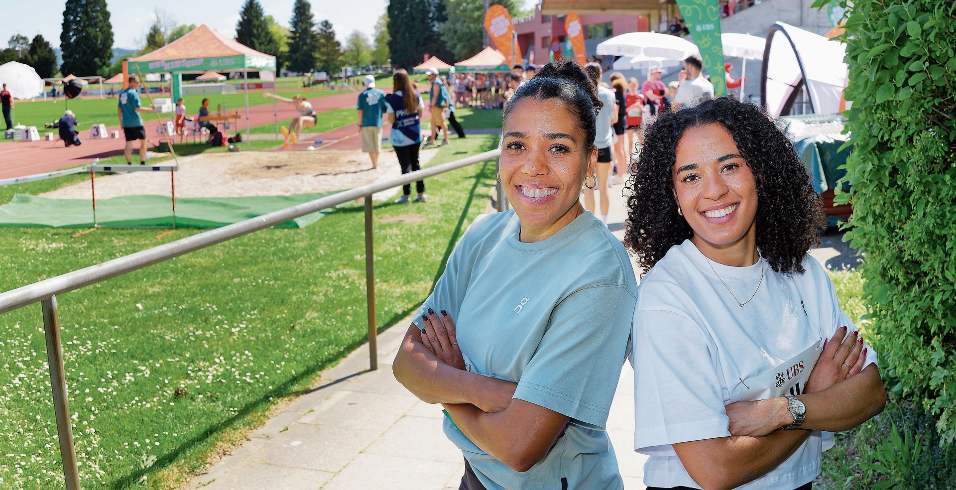 Die beiden Spitzen-Leichtathletinnen Mujinga und Ditaji Kambundji besuchten zur Freude der Anwesenden den UBS Kids Cup in Zofingen.Bilder: André Albrecht