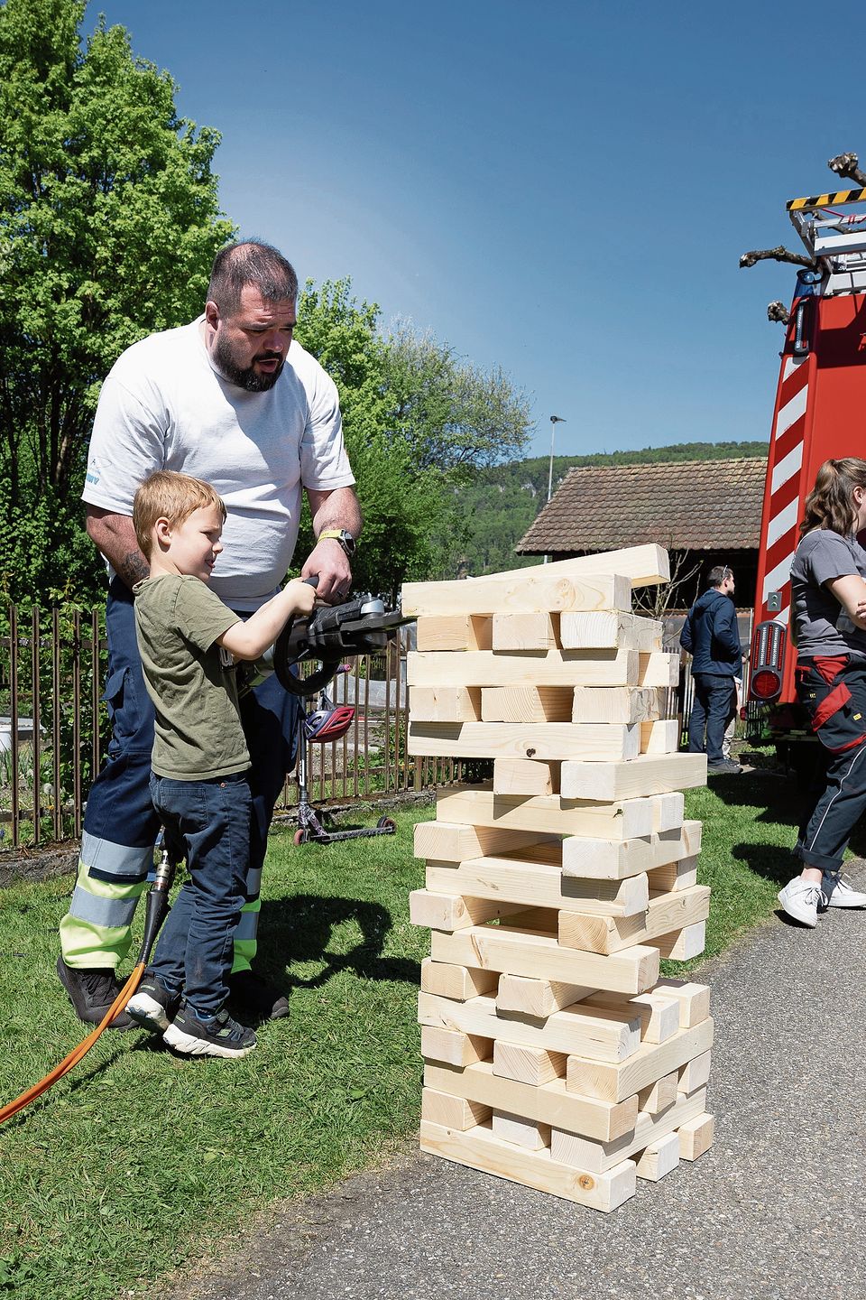 Jenga mit der Zange – ein kniffliges Unterfangen.