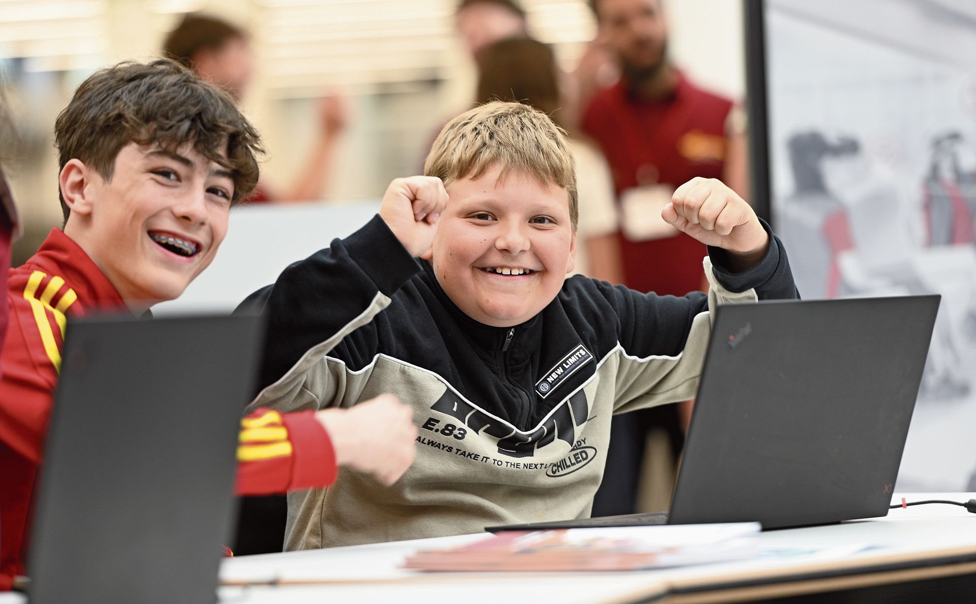 Pure Euphorie herrschte bei diesen Jungen am Stand der Kaufleute.