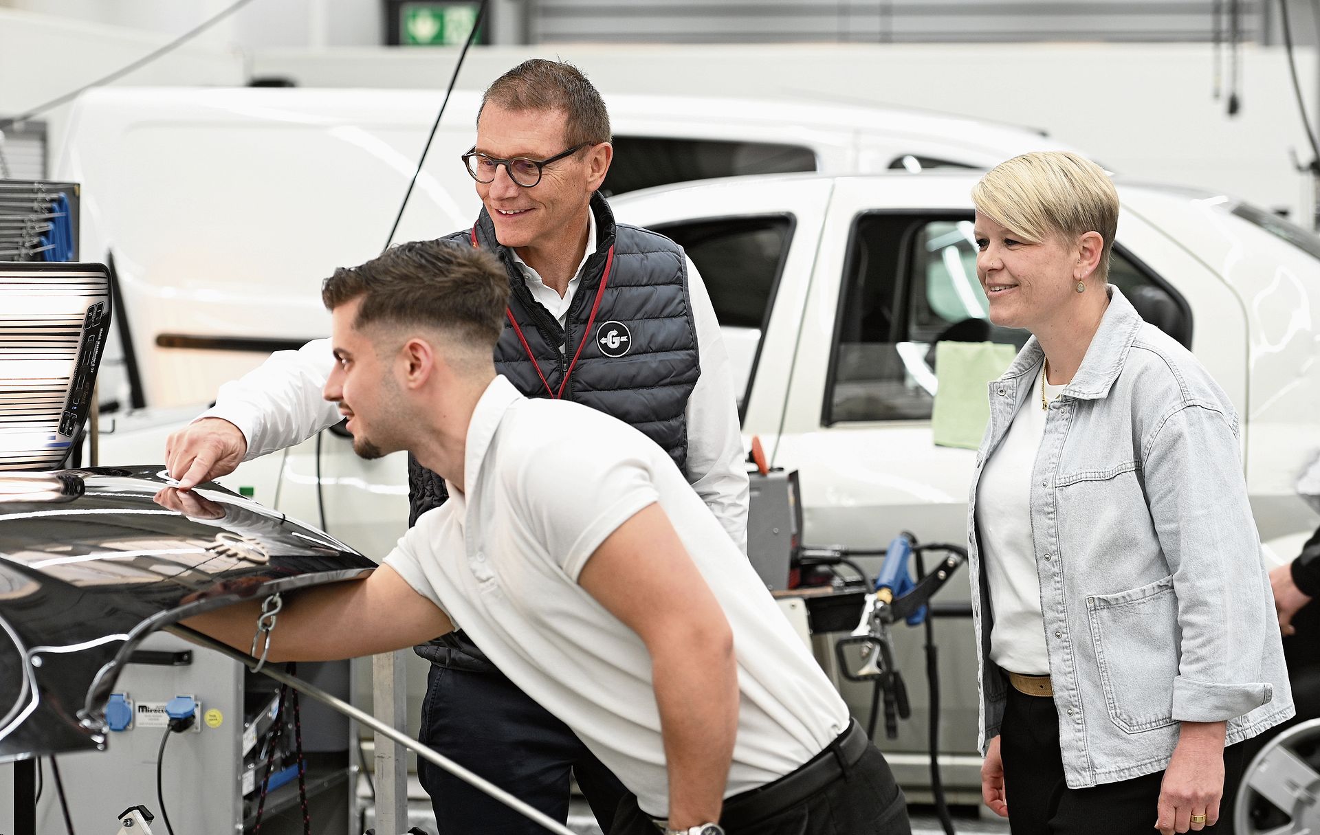 Rolf Galliker, COO und VRP der Galliker Transport AG, zeigte Nebikons Gemeindepräsidentin Chantal Hofer die Arbeit des Carrosseriespenglers.Bilder:  manuel Arnold
