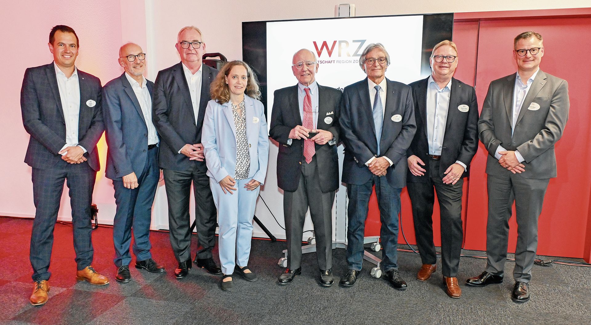 Die Teilnehmer des Panels und der neue Preisträger (von links): Robin Wasser, Felix Schönle, Christoph Mäder, Lilly-Anne Brugger, Michael Pieper, Toni Negri, Peter Gehler und Martin Wyser.Bilder: Markus Schneeberger GmbH